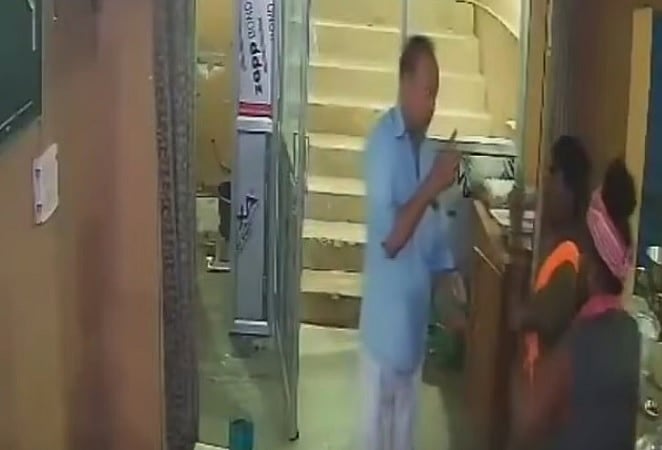 Video: ಕೇಸರಿ ಬಟ್ಟೆ ಧರಿಸಿ ಮಾಂಸಾಹಾರ ಸೇವಿಸುತ್ತಿದ್ದ ಯುವಕರ ಮೇಲೆ ಗಂಭೀರ ಹಲ್ಲೆ