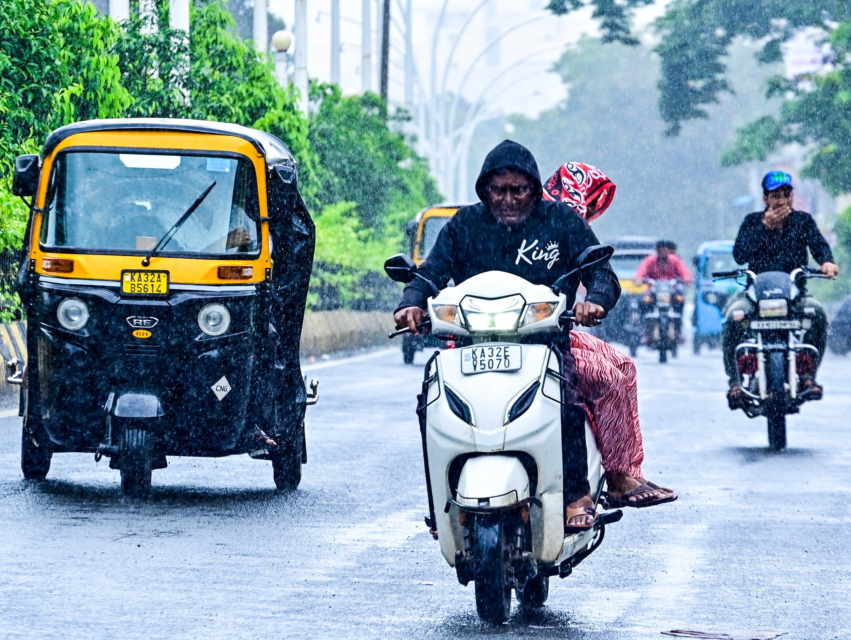 ಕಲಬುರಗಿ ನಗರದಲ್ಲಿ ಮಂಗಳವಾರ ಜಿಟಿ ಜಿಟಿ ಮಳೆಯಲ್ಲೇ ವಾಹನಗಳ ಸವಾರರು ಸಾಗಿದರು     ಪ್ರಜಾವಾಣಿ ಚಿತ್ರಗಳು