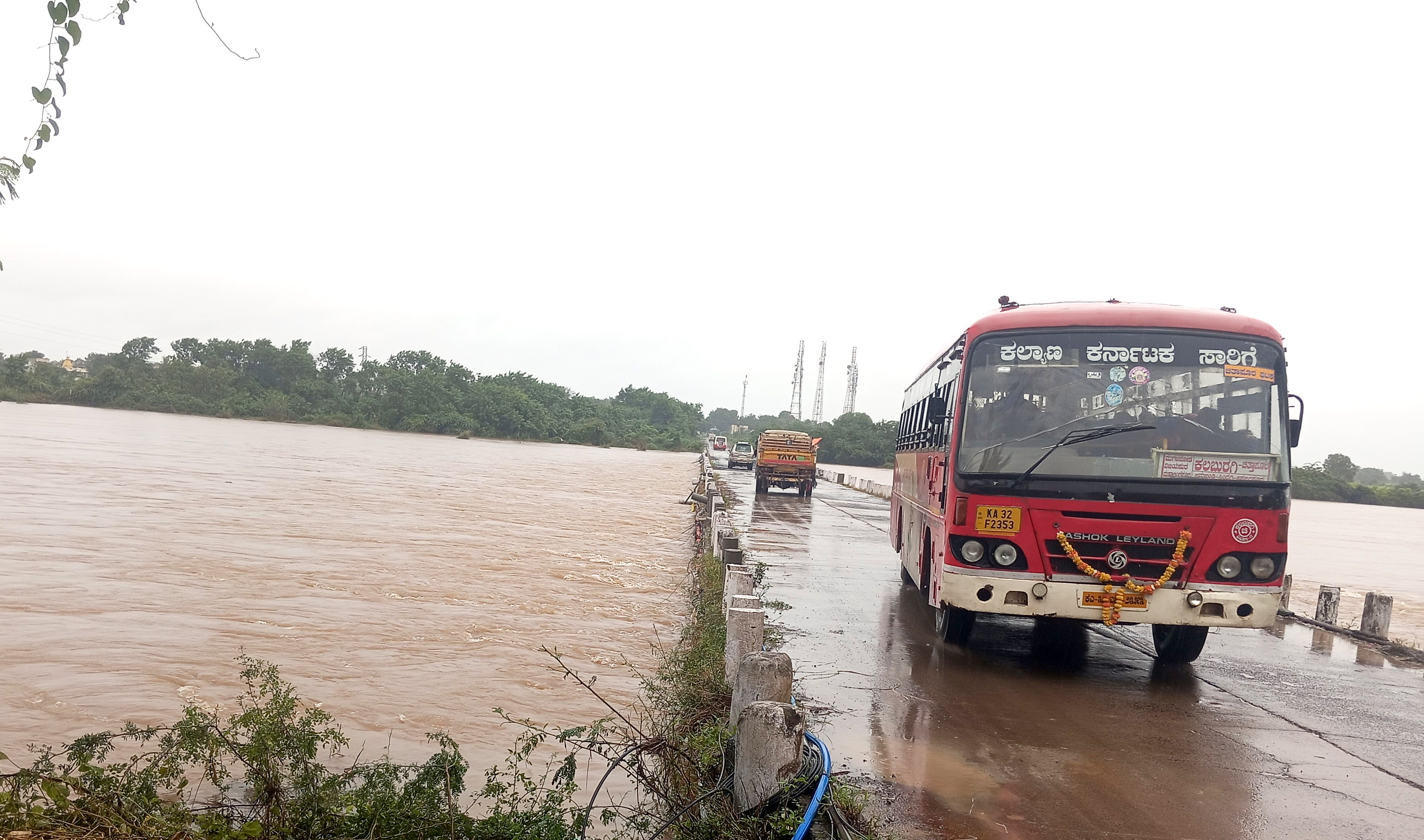 ದಂಡೋತಿ ಸಮೀಪ ಮಂಗಳವಾರ ಸೇತುವೆಗೆ ಸಮನಾಗಿ ಕಾಗಿಣಾ ನದಿ ಹರಿಯುತ್ತಿರುವುದು