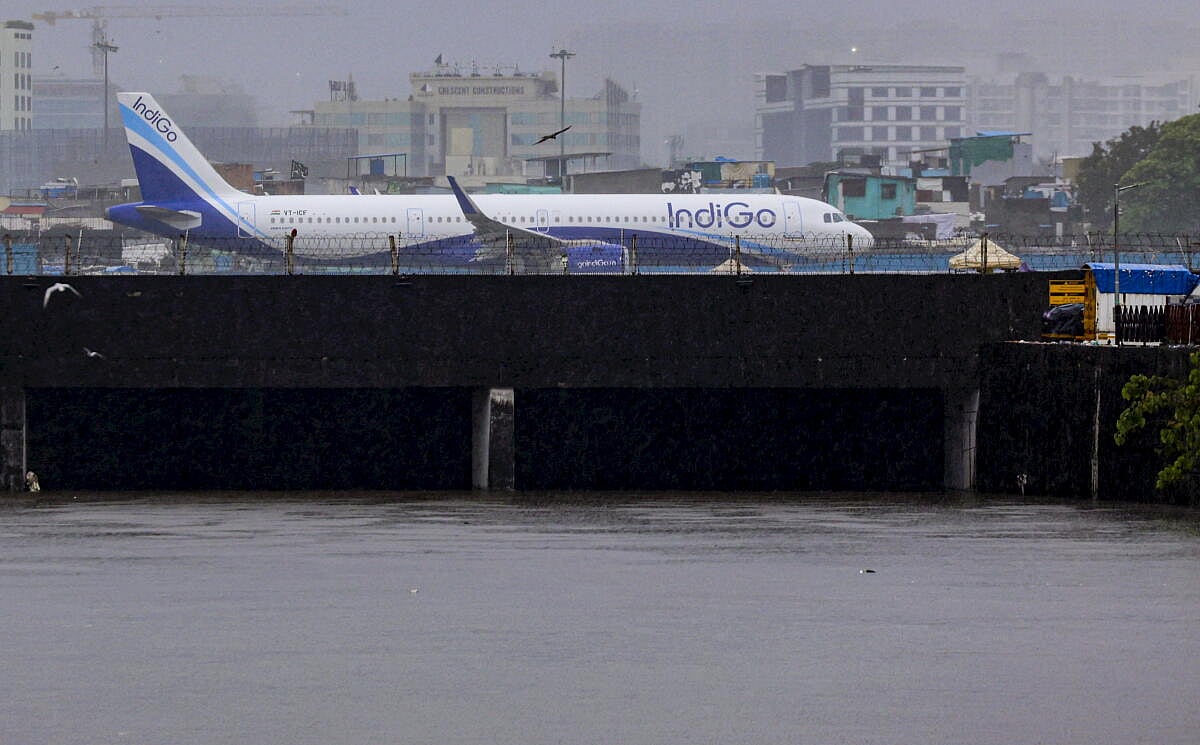 Mumbai Rains: ಮುಂಬೈಯಲ್ಲಿ ಭಾರಿ ಮಳೆ, ವಿಮಾನ ಹಾರಾಟದಲ್ಲಿ ವ್ಯತ್ಯಯ