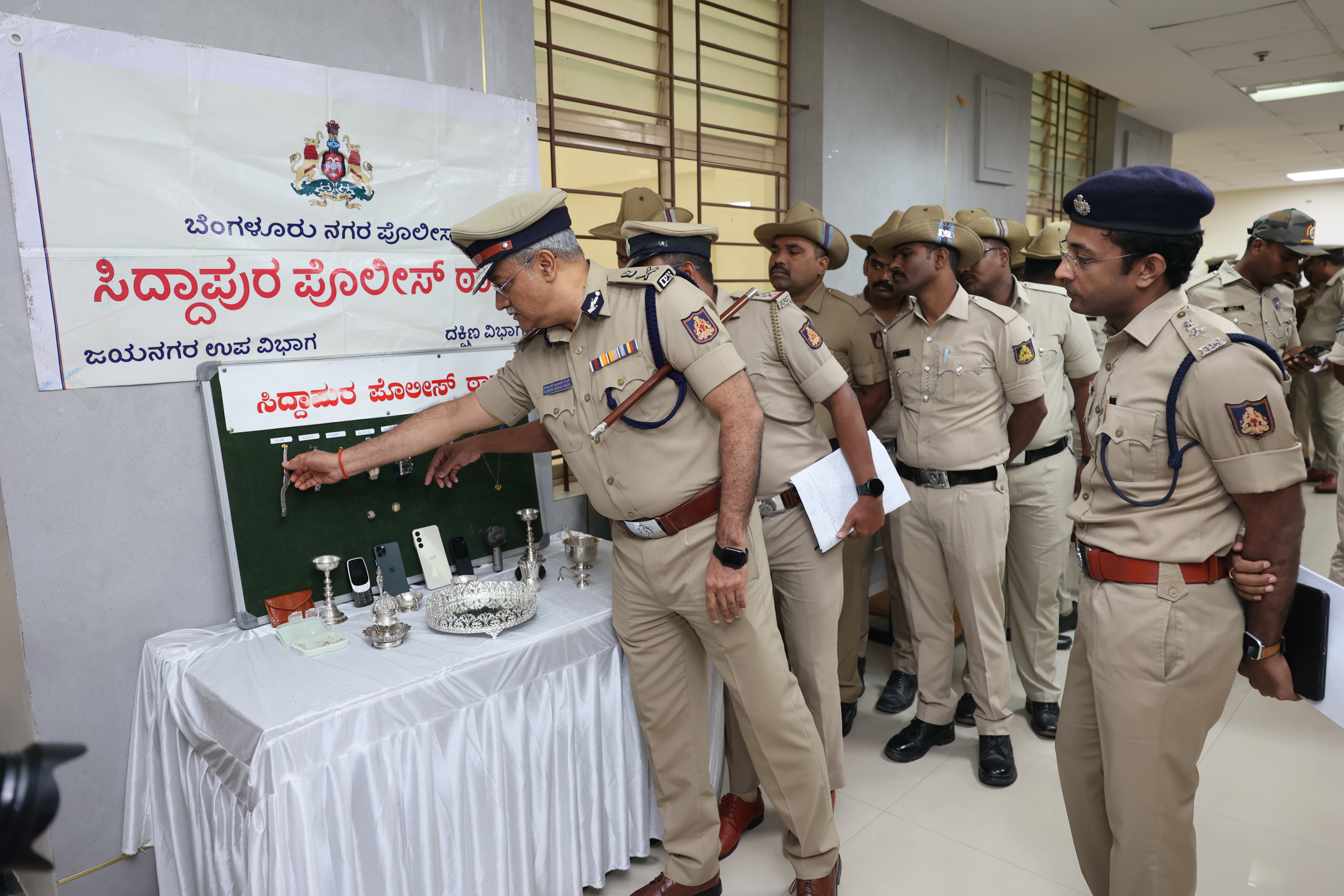 ಆರೋಪಿಗಳಿಂದ ಜಪ್ತಿ ಮಾಡಿಕೊಂಡ ಆಭರಣವನ್ನು ನಗರ ಪೊಲೀಸ್‌ ಕಮಿಷನರ್ ಸೀಮಂತ್‌ ಕುಮಾರ್ ಸಿಂಗ್ ಪರಿಶೀಲಿಸಿದರು 