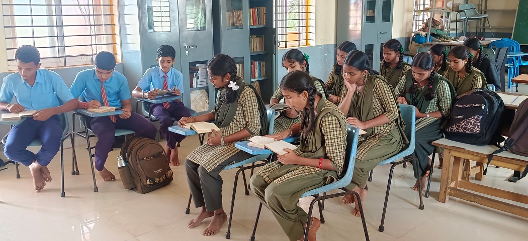 ಗ್ರಂಥಾಲಯದಲ್ಲಿ ಅಧ್ಯಯನ ಮಾಡುತ್ತಿರುವ ವಿದ್ಯಾರ್ಥಿಗಳು