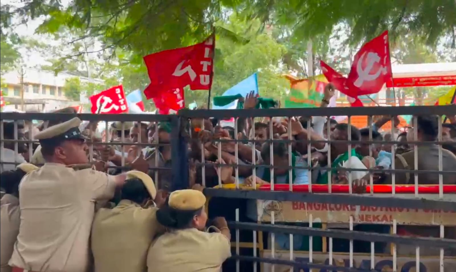 ರೈತರನ್ನು ತಡೆಯಲು ಪೊಲೀಸರು ಹರಸಾಹಸ ಪಟ್ಟರು