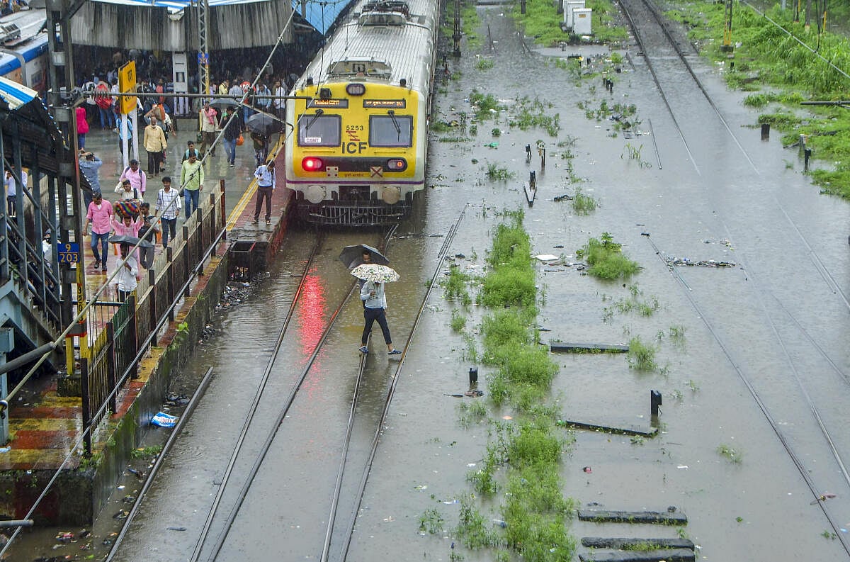 PHOTOS | Mumbai Rains: ಮುಂಬೈಯಲ್ಲಿ ಭಾರಿ ಮಳೆ, ಜಲಾವೃತ; ಜನಜೀವನ ಅಸ್ತವ್ಯಸ್ತ