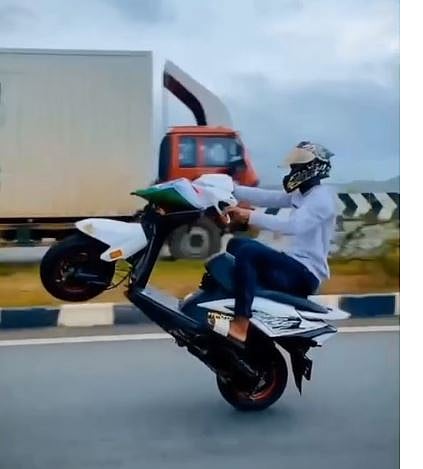 ಚಿತ್ರದುರ್ಗ: ಹೆದ್ದಾರಿಯಲ್ಲಿ ವ್ಹೀಲಿಂಗ್‌; ಹರಿದಾಡಿದ ವಿಡಿಯೊ 