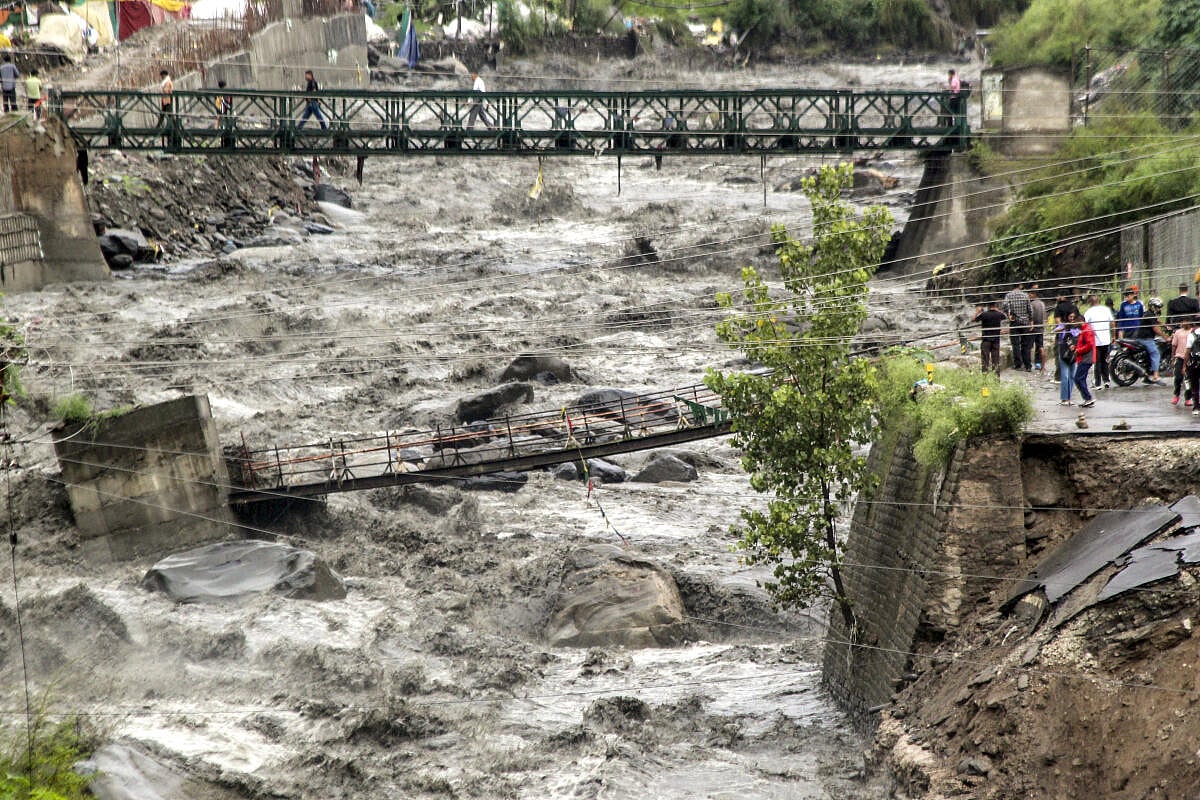 Himachal Pradesh: ದಿಢೀರ್ ಪ್ರವಾಹ; ಕೊಚ್ಚಿ ಹೋದ ಸೇತುವೆ, ಅಂಗಡಿ