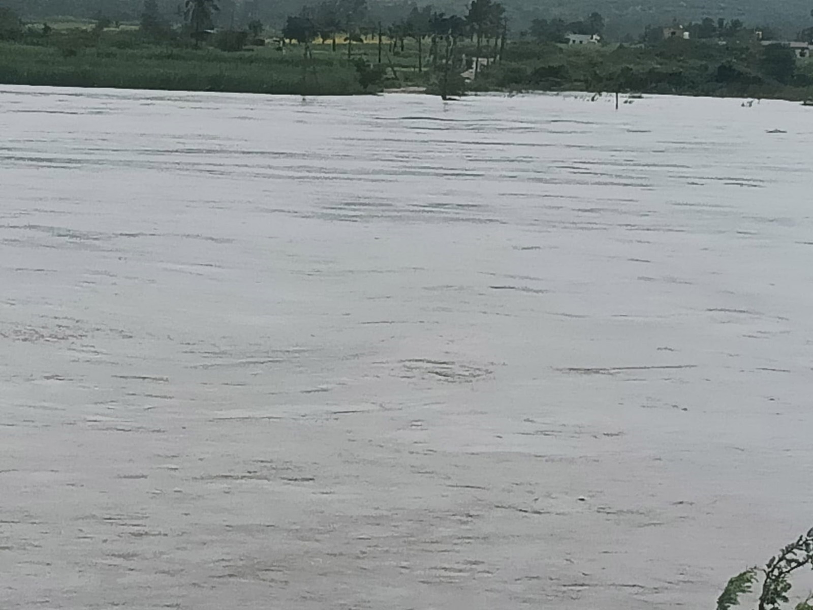ಗೋಕಾಕ– ಶಿಂಗಳಾಪುರ ಸೇತುವೆ ಘಟಪ್ರಭಾ ನದಿ ನೀರಿನಲ್ಲಿ ಸಂಪೂರ್ಣ ಮುಳುಗಿದೆ