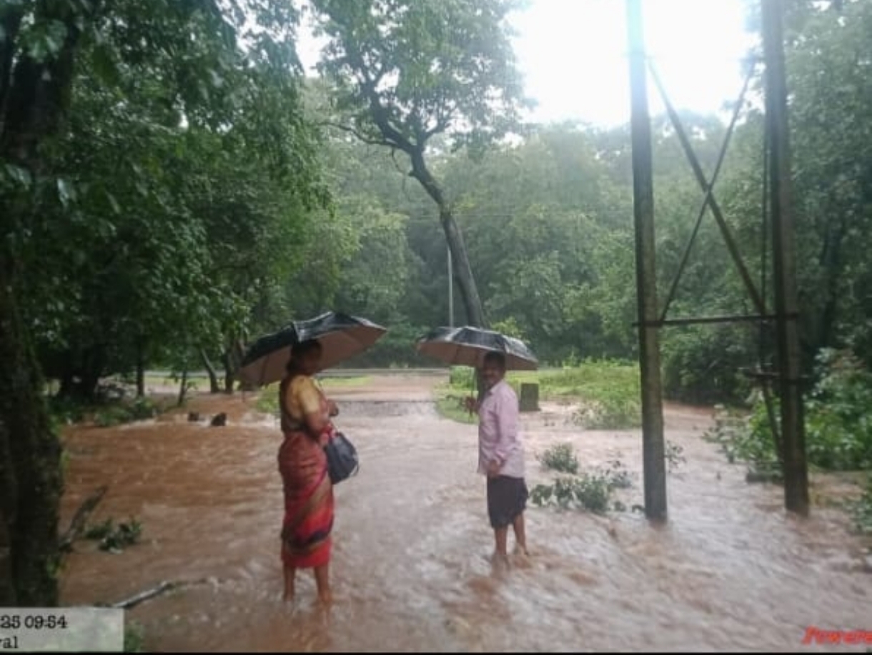 ತಾಲ್ಲೂಕಿನಲ್ಲಿ ಸತತವಾಗಿ ಸುರಿಯುತ್ತಿರುವ ಮಳೆಗೆ ತಾಲ್ಲೂಕಿನ ನುಜ್ಜಿ ರಸ್ತೆಯಲ್ಲಿ ನೀರು ಹರಿದಿದ್ದು ಜನರು ರಸ್ತೆ ದಾಟಿದರು.