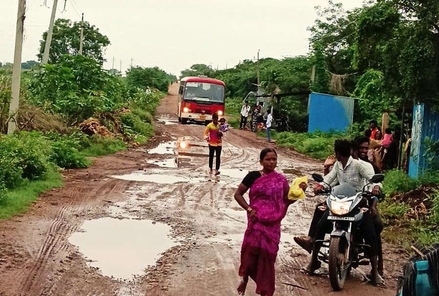 ಹಲವಾಗಲಿ ಗ್ರಾಮದ ರಸ್ತೆಯ ದುಸ್ಥಿತಿ