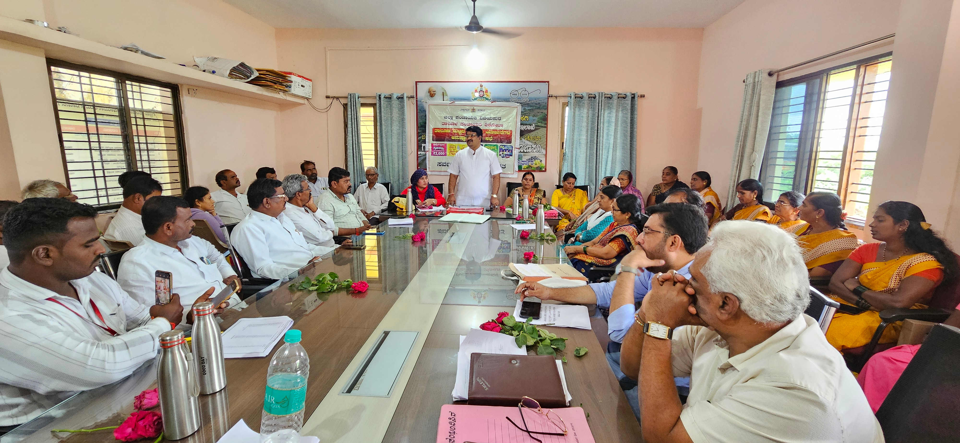 ತಿಕೋಟಾ ತಾಲ್ಲೂಕಿನ ಘೋಣಸಗಿ ಗ್ರಾಮ ಪಂಚಾಯಿತಿ ಕಾರ್ಯಾಲಯದಲ್ಲಿ ಜರುಗಿದ ತಾಲ್ಲೂಕ ಗ್ಯಾರಂಟಿ ಯೋಜನೆಗಳ ಪ್ರಗತಿ ಪರಿಶೀಲನಾ ಸಭೆಯಲ್ಲಿ ತಾಲ್ಲೂಕಧ್ಯಕ್ಷ ಗುರುಪಾದಗೌಡ ಸಿದ್ದನಗೌಡ ದಾಶ್ಯಾಳ ಮಾತನಾಡಿದರು.