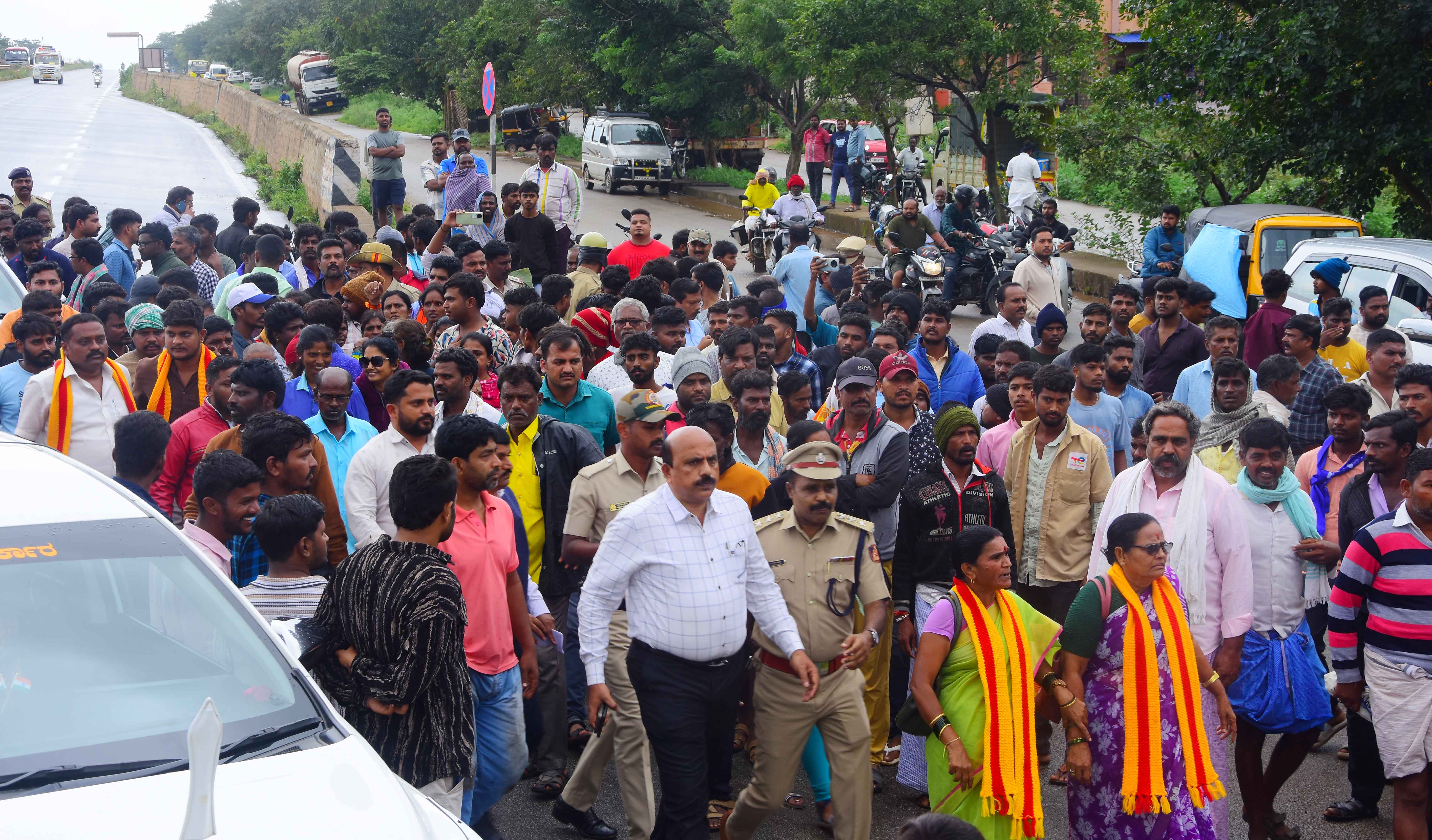 ಚಳ್ಳಕೆರೆ ಗೇಟ್‌ ಬಳಿ ರಾಷ್ಟ್ರೀಯ ಹೆದ್ದಾರಿ ತಡೆಉ ಪ್ರತಿಭಟನೆ ನಡೆಸುತ್ತದ್ದ ವೇಳೆ ಜಿಲ್ಲಾಧಿಕಾರಿ ಟಿ.ವೆಂಕಟೇಶ್‌ ಅವರು ಸ್ಥಳಕ್ಕೆ ಬಂದರು