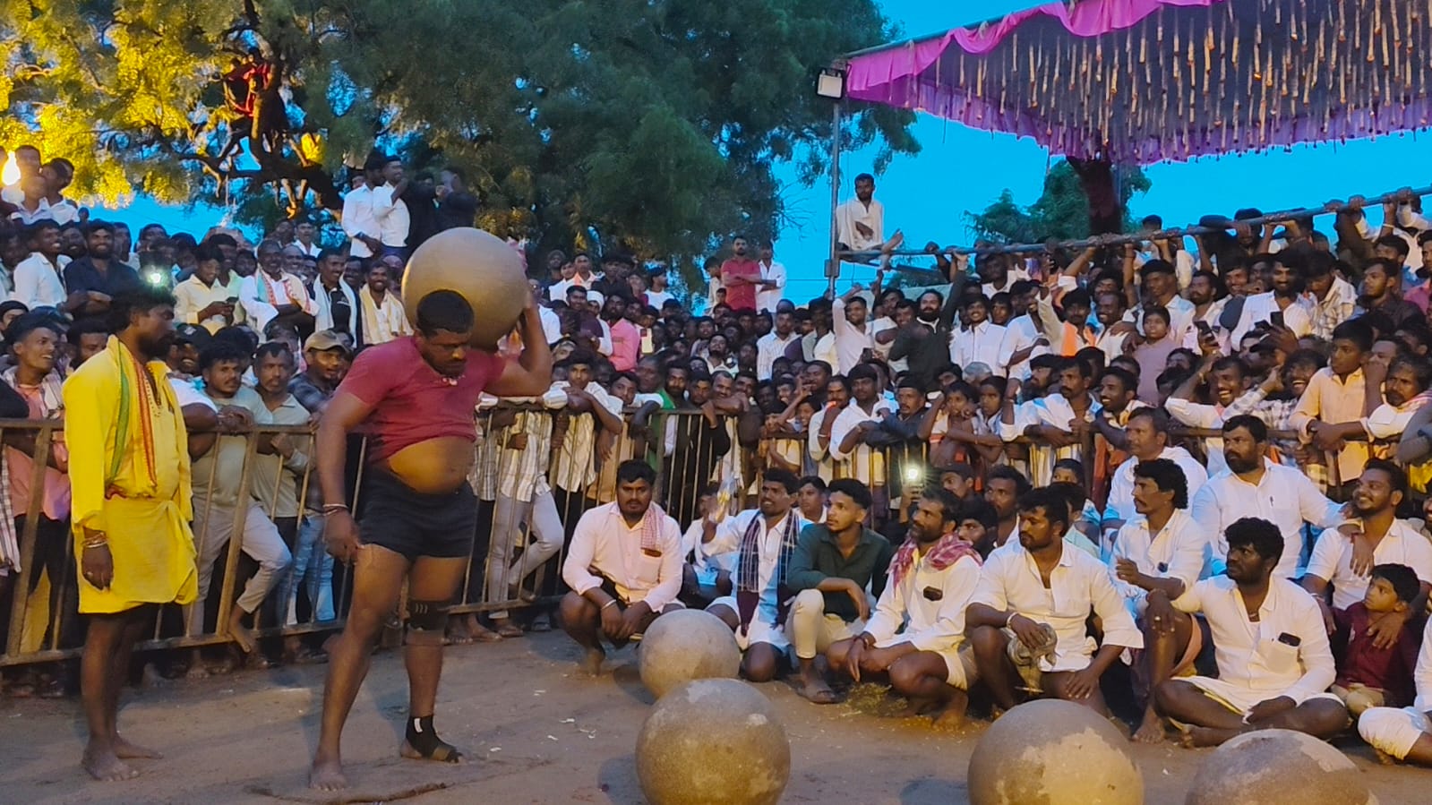 ಮುದಗಲ್ ನ ಮೇಗಳಪೆಟೆಯಲ್ಲಿರುವ ಜ್ಞಾನೇಶ್ವರ ಜಾತ್ರಾ ಮಹೋತ್ಸವದ ನಿಮಿತ್ತ ಗುಂಡು ಎತ್ತವ ಸ್ಫರ್ಧೆ ಜರುಗಿತು