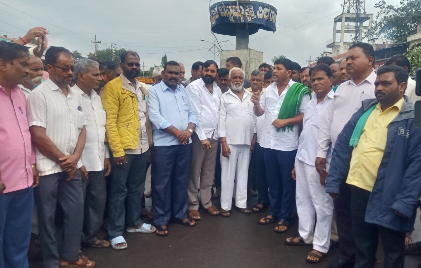 ಕಂದಾಯ ಸಚಿವ ಕೃಷ್ಣ ಭೈರೇಗೌಡ ನೀಡಿದ ಹೇಳಿಕೆಯನ್ನು ಖಂಡಿಸಿ ಮಹಾಲಿಂಗಪುರದ ಚನ್ನಮ್ಮ ವೃತ್ತದಲ್ಲಿ ತಾಲ್ಲೂಕು ಹೋರಾಟ ಸಮಿತಿ ವತಿಯಿಂದ ನಡೆದ ಪ್ರತಿಭಟನೆಯಲ್ಲಿ ಗಂಗಾಧರ ಮೇಟಿ ಮಾತನಾಡಿದರು