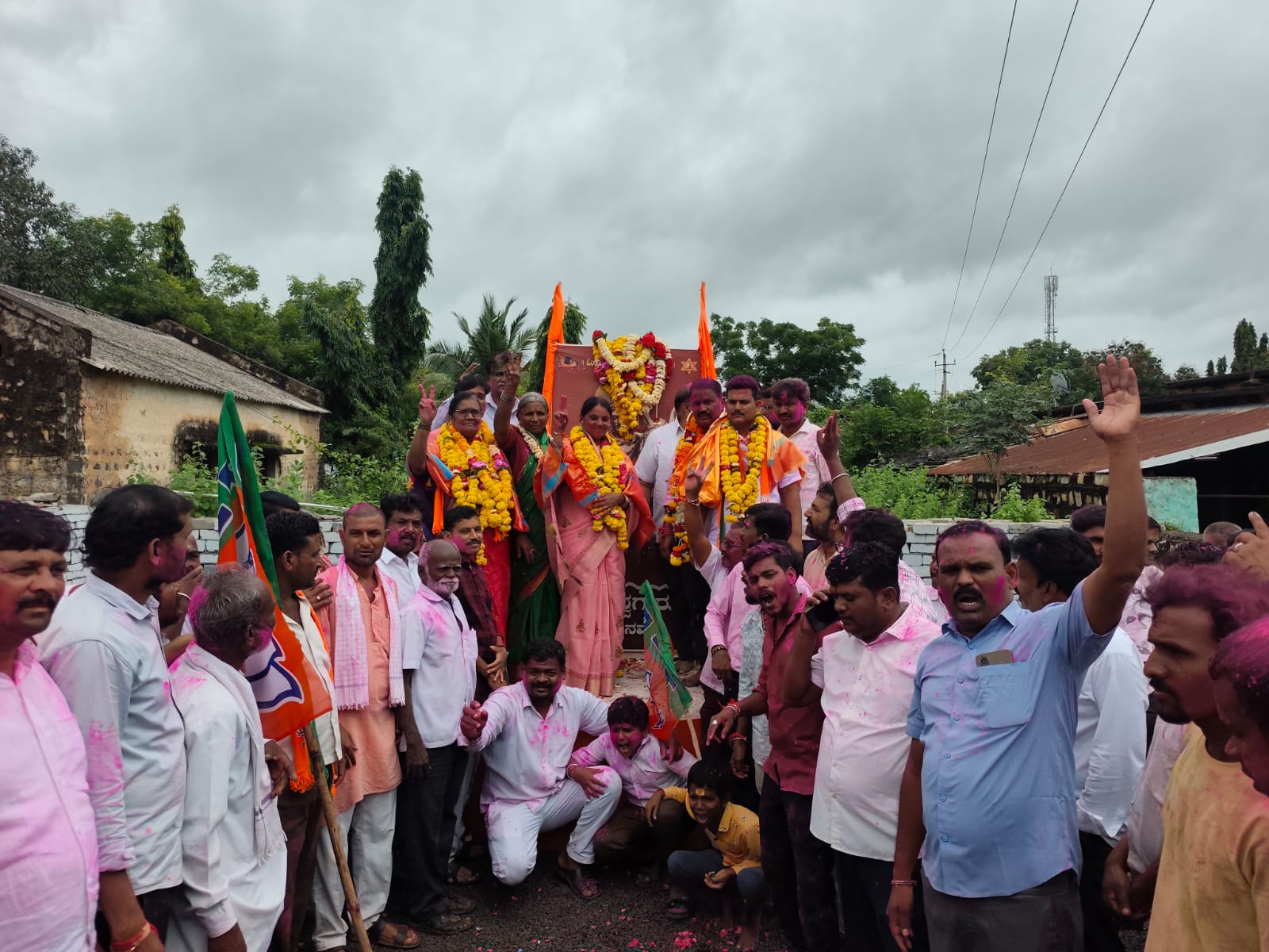 ಕಲಬುರಗಿ ಜಿಲ್ಲೆಯ ಕಾಳಗಿ ಪಟ್ಟಣ ಪಂಚಾಯಿತಿ ಚುನಾವಣೆಯಲ್ಲಿ‌ ಗೆದ್ದ ಬಿಜೆಪಿ ‌ಬೆಂಬಲಿಗರು ಬುಧವಾರ ಸಂಭ್ರಮಾಚರಣೆ ನಡೆಸಿದರು.