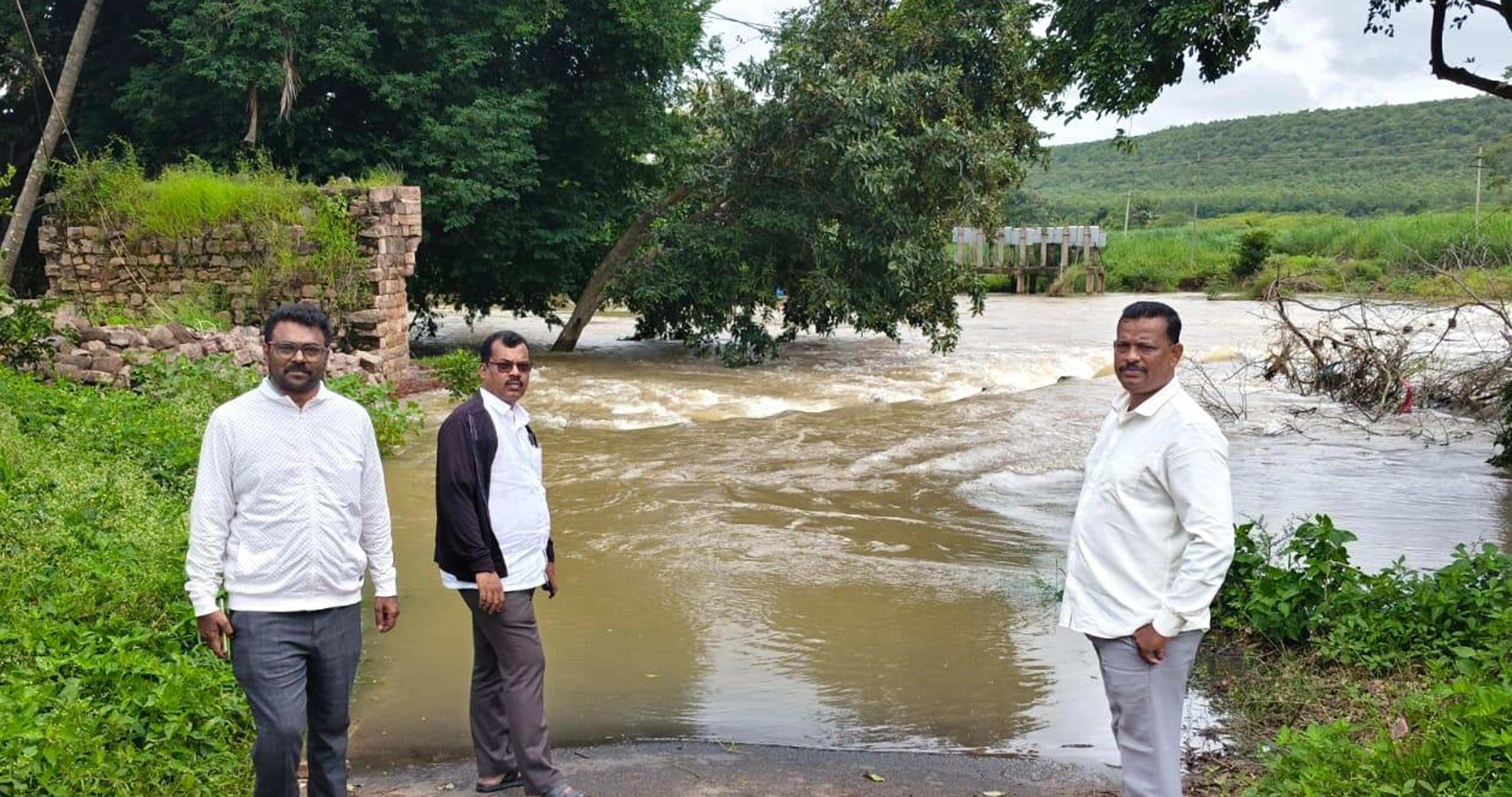 ಹುಕ್ಕೇರಿ ತಹಶೀಲ್ದಾರ್ ಬಲರಾಮ ಕಟ್ಟಿಮನಿ ತಾಲ್ಲೂಕಿನ ವಿವಿಧ ಪ್ರದೇಶದಲ್ಲಿ ಬ್ರಿಜ್ ಕಂ ಬ್ಯಾರೇಜ್ ಜಲಾವೃತಗೊಂಡಿದ್ದನ್ನು ಬುಧವಾರ ಪರಿಶೀಲಿಸಿದರು.