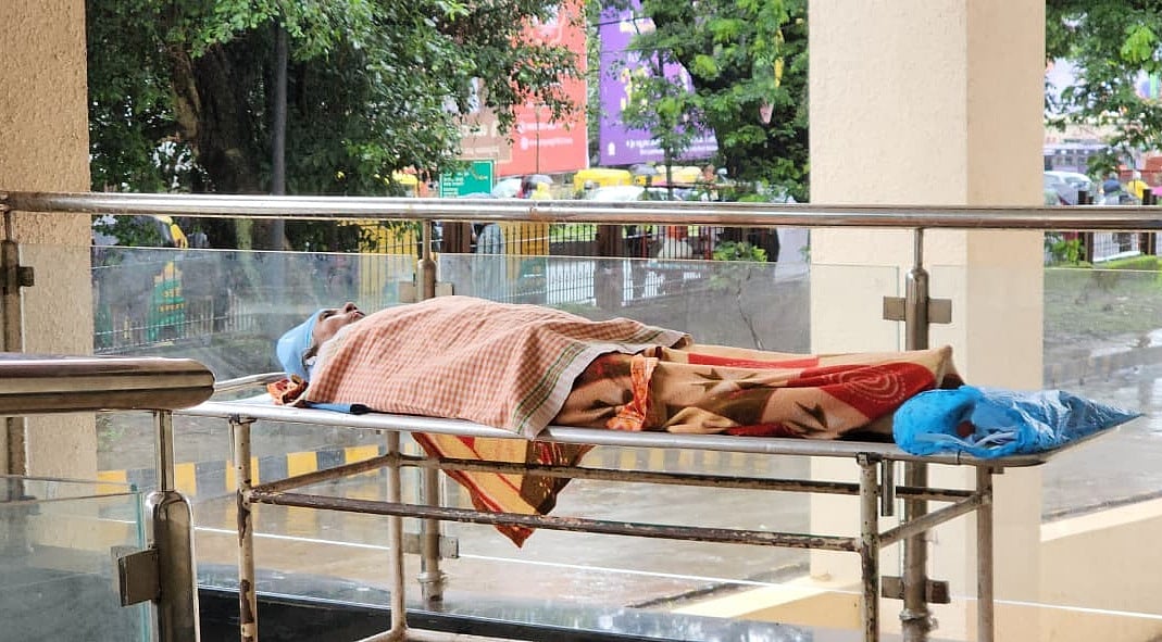 ಬೆಳಗಾವಿ: ಆಸ್ಪತ್ರೆ ಹೊರಗೇ ರೋಗಿ ಮಲಗಿಸಿದ ಸಿಬ್ಬಂದಿ