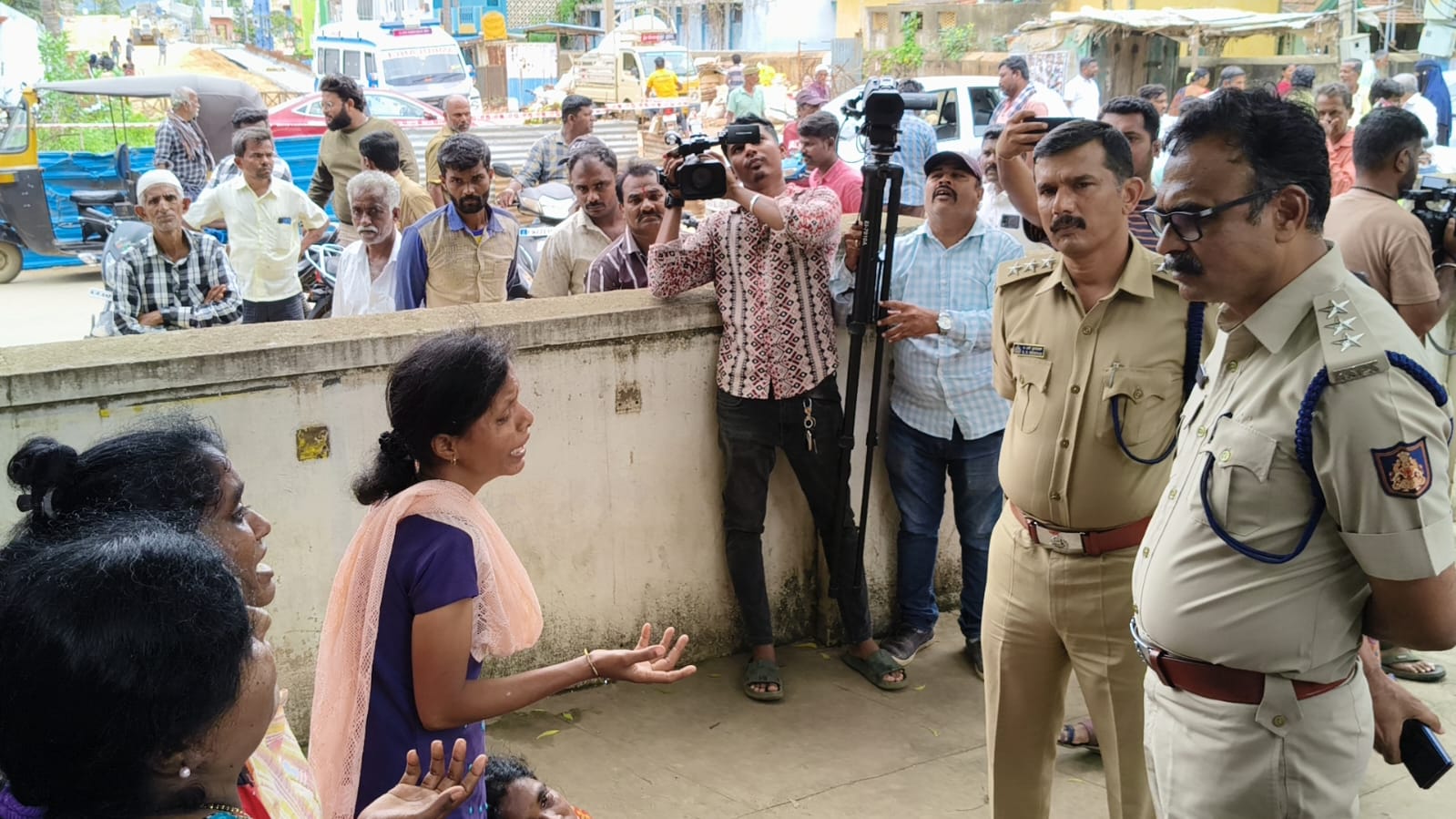 ಹೆಚ್ಚುವರಿ ಪೊಲೀಸ್ ವರಿಷ್ಠಾಧಿಕಾರಿ ರಾಮಚಂದ್ರಯ್ಯ ಮತ್ತು ಡಿವೈಎಸ್ಪಿ ಕೆ.ಸಿ. ಗಿರಿ ಮುಂದೆ ಮೃತ ರಮೇಶ್ ಅವರ ಪುತ್ರಿ ಮಂಜುಳಾ ಹಾಗೂ ಕುಟುಂಬದವರು ತಂದೆ ಸಾವಿಗೆ ನ್ಯಾಯಕ್ಕಾಗಿ ಅಂಗಲಾಚಿದರು