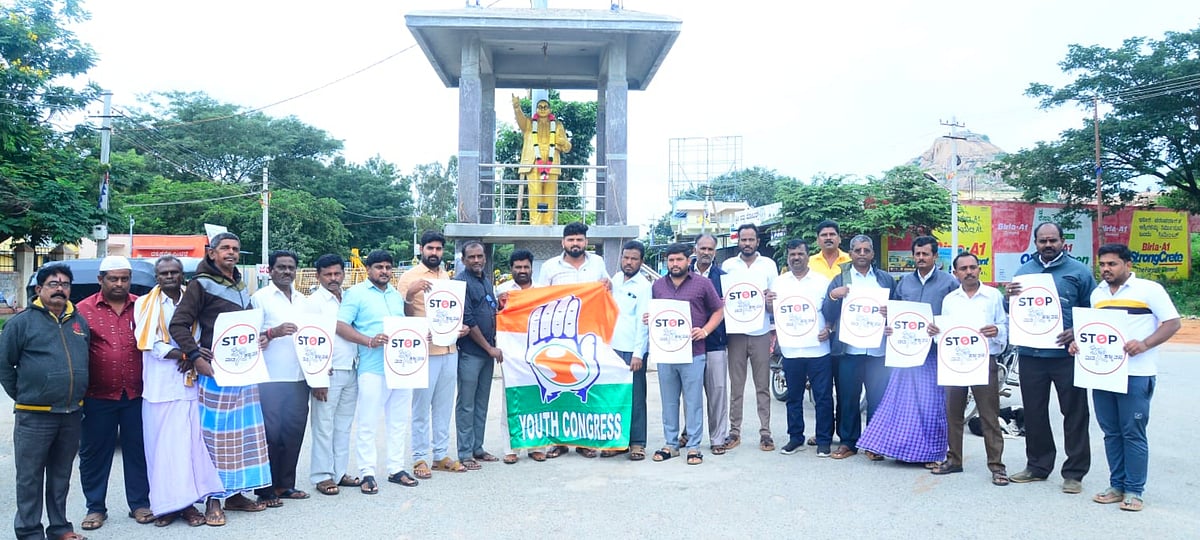 ಗುಡಿಬಂಡೆ | ಮತಗಳ್ಳತನ: ಕಾಂಗ್ರೆಸ್ ಪೋಸ್ಟರ್ ಅಭಿಯಾನ