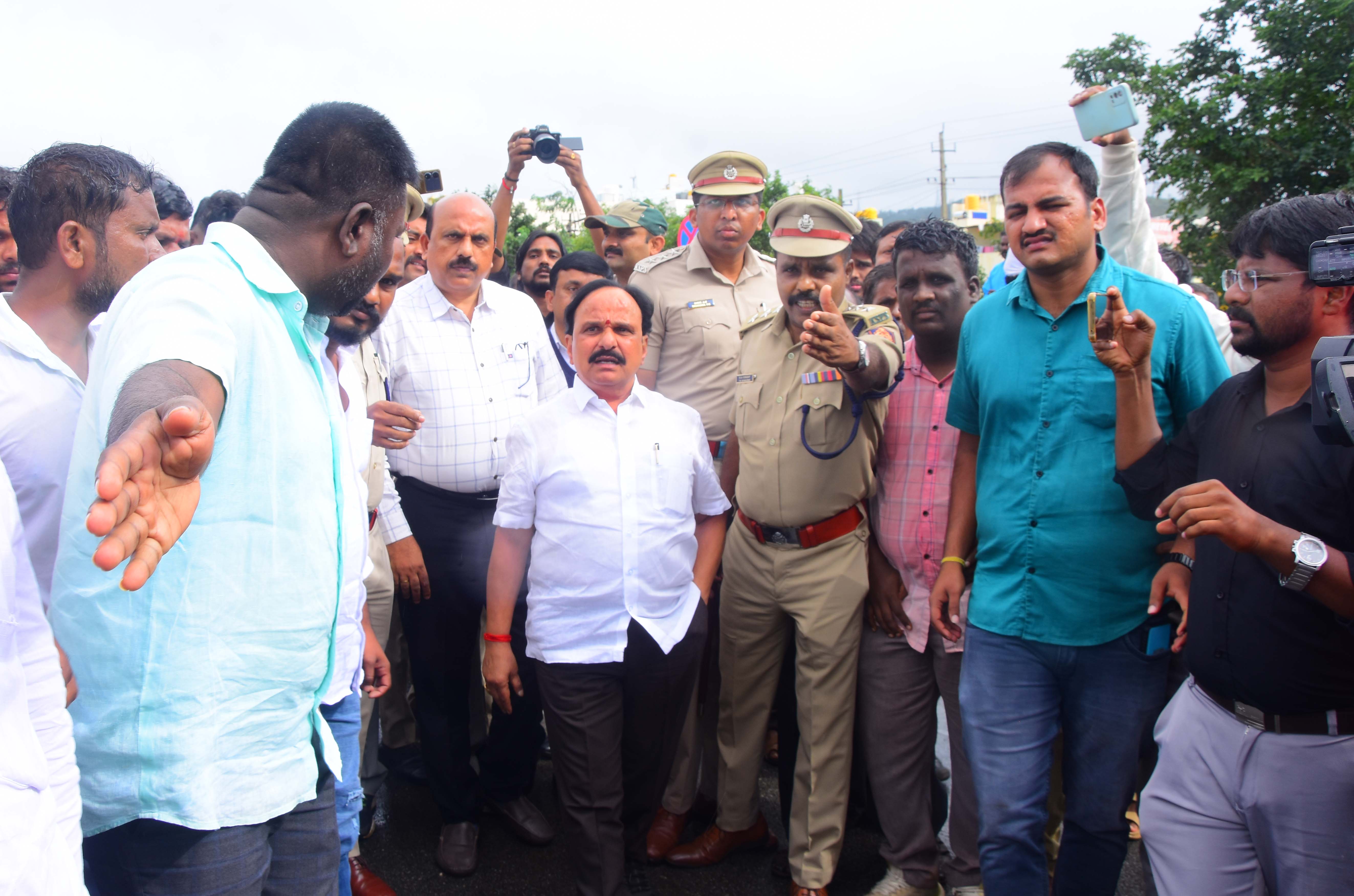 ಜಿಲ್ಲಾ ಉಸ್ತುವಾರಿ ಸಚಿವ ಡಿ.ಸುಧಾಕರ್‌ ಪ್ರತಿಭಟನಾ ಸ್ಥಳಕ್ಕೆ ಬಂದರು