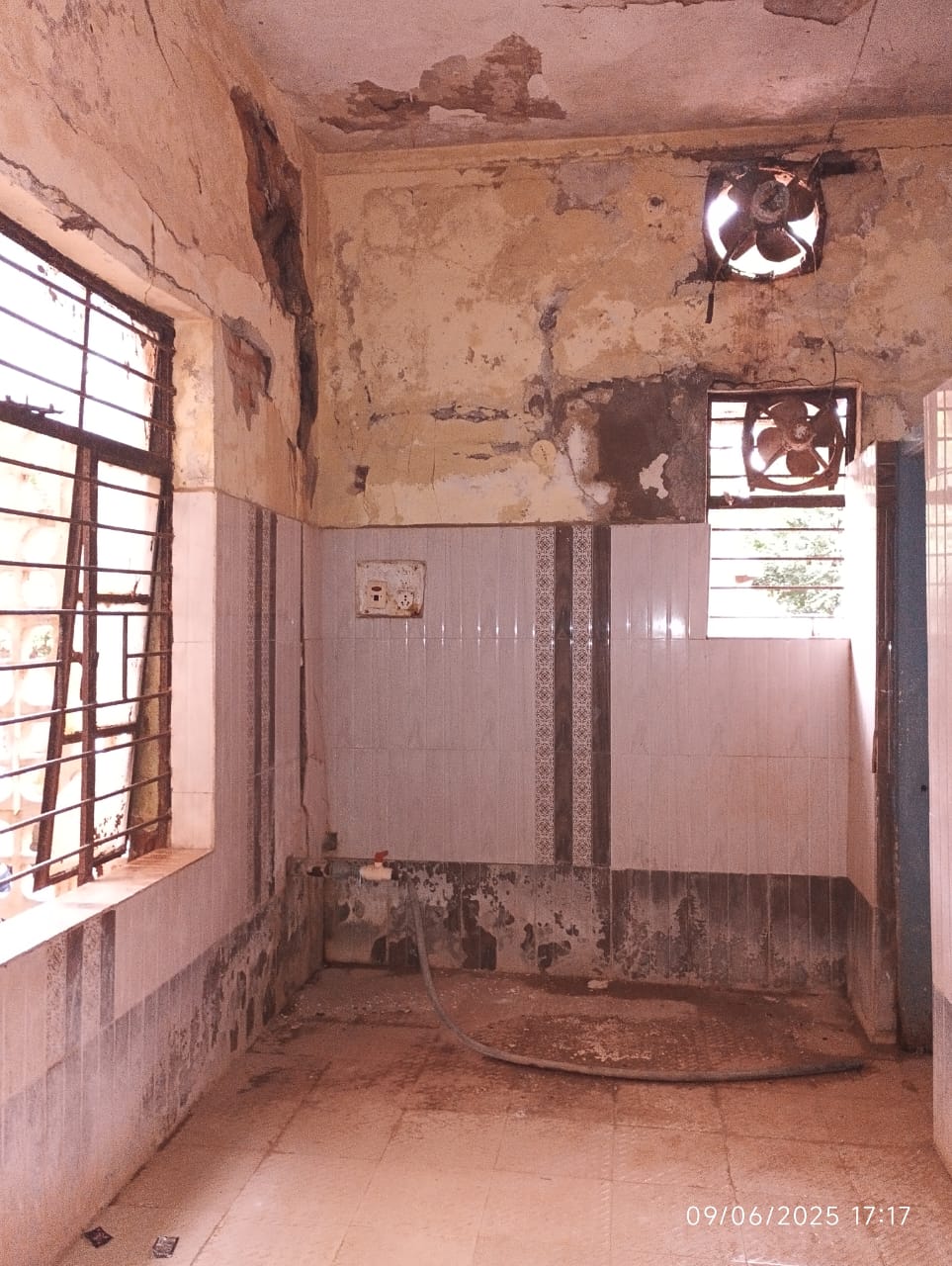 ಹುಬ್ಬಳ್ಳಿಯ ಉಣಕಲ್‌ನಲ್ಲಿರುವ ಮಂದಮತಿ ಮಹಿಳೆಯರ ಅನುಪಾಲನಾ ಗೃಹದ ಕೊಠಡಿ ಶಿಥಿಲವಾಗಿರುವುದು