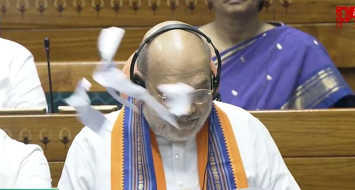 ಲೋಕಸಭೆ: ಸಂವಿಧಾನ ತಿದ್ದುಪಡಿ ಮಸೂದೆ ಪ್ರತಿ ಹರಿದು ವಿಪಕ್ಷಗಳ ನಾಯಕರ ಪ್ರತಿಭಟನೆ