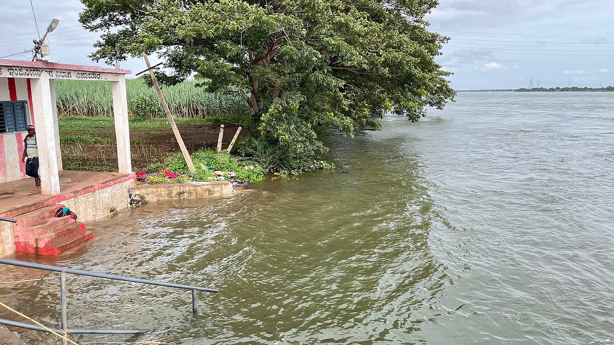 ಆಲಮಟ್ಟಿ ಜಲಾಶಯ: ಹೆಚ್ಚಿದ ಹೊರಹರಿವು, ಆತಂಕದಲ್ಲಿ ಗ್ರಾಮಸ್ಥರು