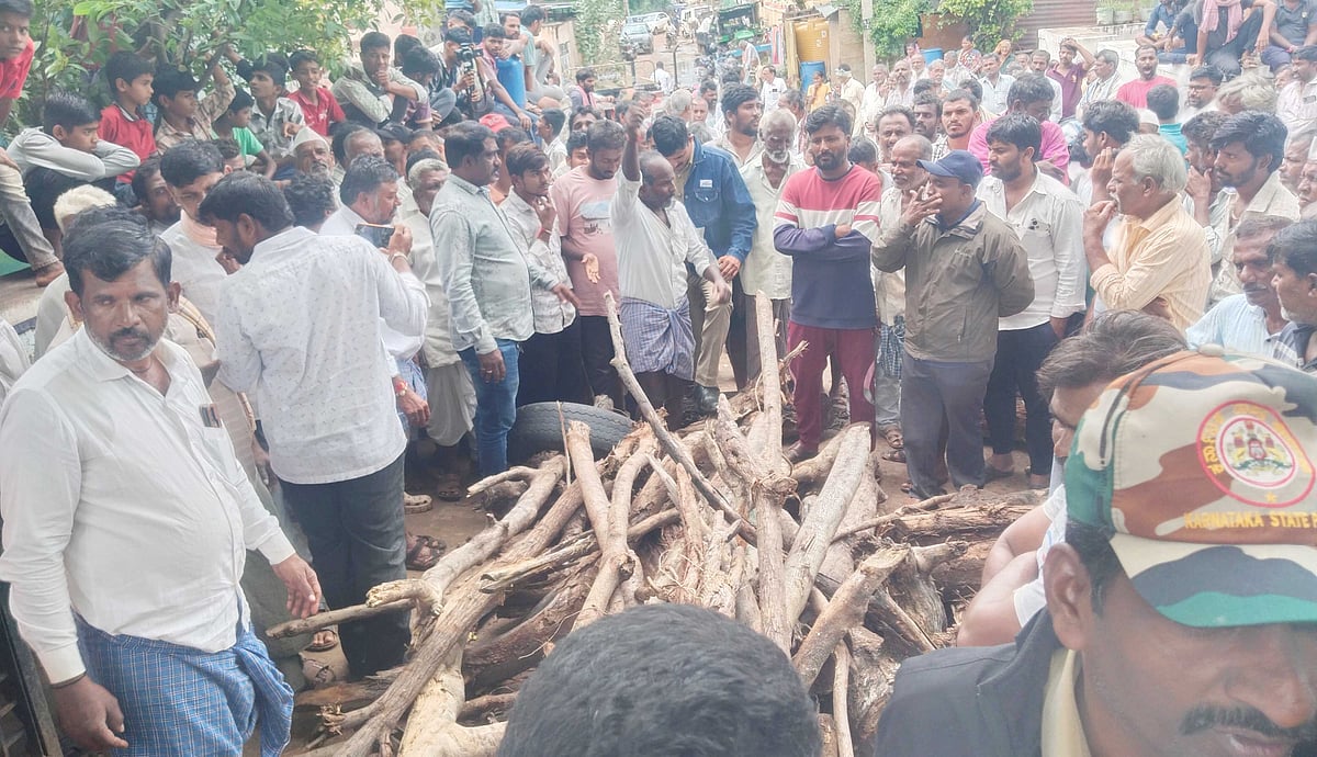 ರಾಂಪುರ | ಸ್ಮಶಾನಕ್ಕೆ ಸಿಗದ ಜಾಗ: ಗ್ರಾ.ಪಂ ಎದುರೇ ಅಂತ್ಯಕ್ರಿಯೆಗೆ ಯತ್ನ