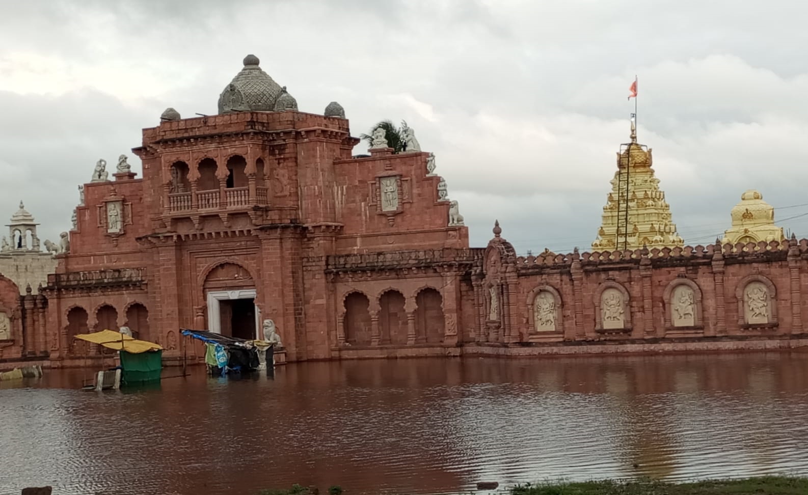 ಹುಕ್ಕೇರಿ ತಾಲ್ಲೂಕಿನ ಕೊಟಬಾಗಿಯ ದುರ್ಗಾದೇವಿ ದೇವಸ್ಥಾನವನ್ನು ಮಾರ್ಕಂಡೇಯ ನದಿ ನೀರು ಬುಧವಾರ ಆವರಿಸಿತು