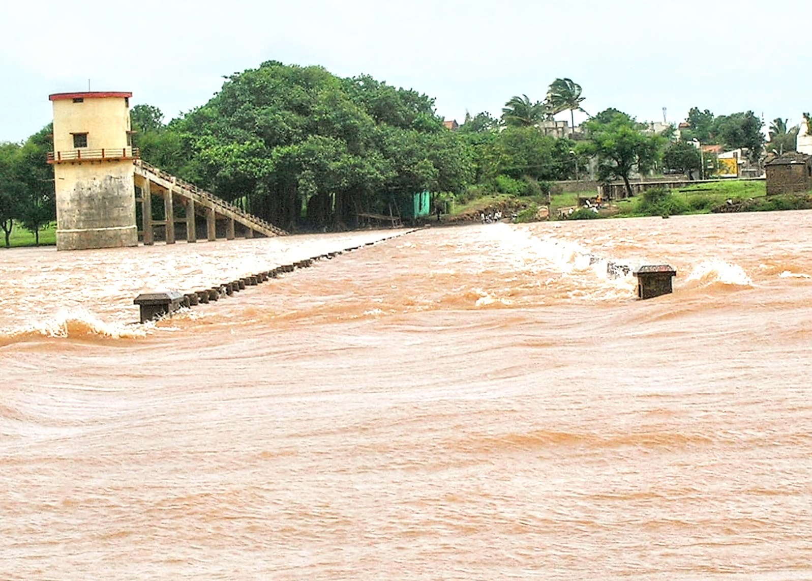 ರಾಯಬಾಗ ತಾಲ್ಲೂಕಿನ ಕುಡಚಿ ಸೇತುವೆ ಬುಧವಾರ ಕೃಷ್ಣಾ ನದಿ ನೀರಿನಲ್ಲಿ ಮುಳಿಗಿತು