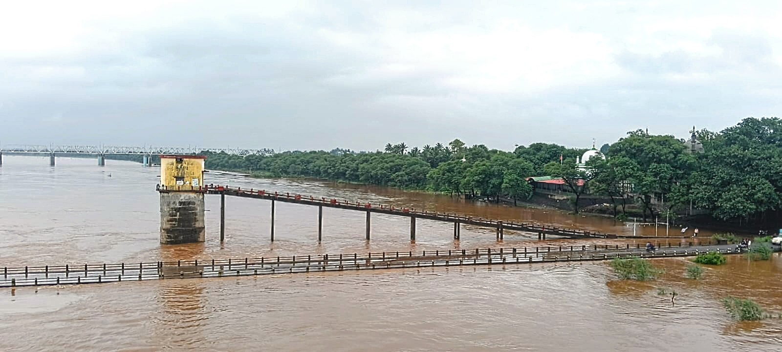 ಕೃಷ್ಣಾ ನದಿಗೆ ಅಡ್ಡಲಾಗಿರುವ ಉಗಾರ-ಕುಡಚಿ ಸೇತುವೆ ಚಿತ್ರ.