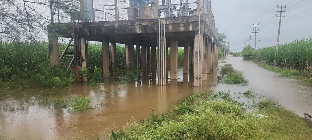 ತುಂಬಿ ಹರಿಯುತ್ತಿರುವ ಘಟಪ್ರಭಾ ನದಿ: ನಂದಗಾಂವ ಗ್ರಾಮಕ್ಕೆ ನಡುಗಡ್ಡೆಯಾಗುವ ಭೀತಿ