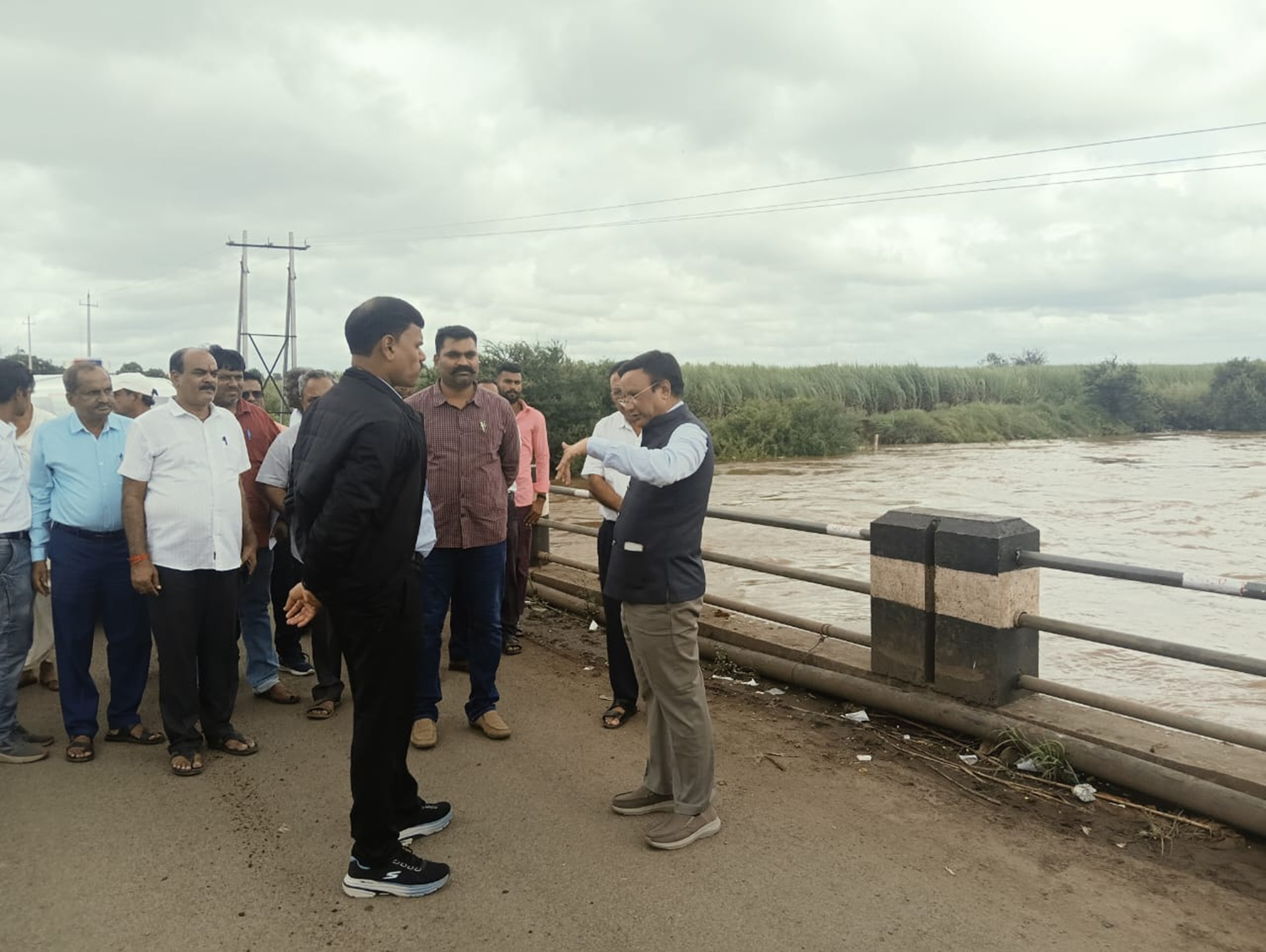 ಮುಧೋಳದ ಯಾದವಾಡ ಸೇತುವೆ ಮೇಲೆ ಘಟಪ್ರಭಾನದಿ ಪ್ರವಾಹ ಪರಿಸ್ಥಿತಿಯನ್ನು ಜಿಲ್ಲಾಧಿಕಾರಿ ಸಂಗಪ್ಪ ಹಾಗೂ ಅಧಿಕಾರಿಗಳು ಪರಿಶೀಲಿಸಿದರು