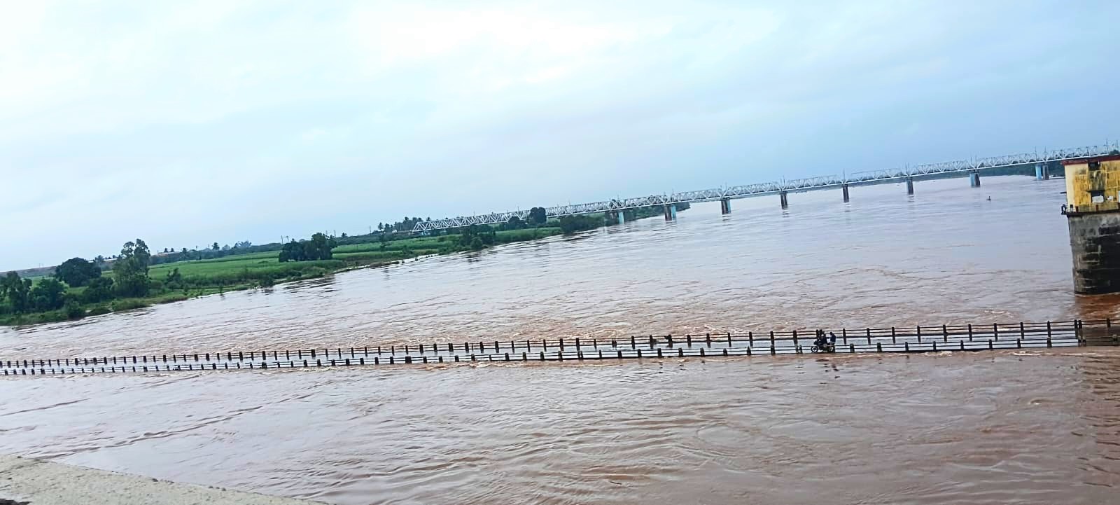 ಕೃಷ್ಣಾ ನದಿಗೆ ಅಡ್ಡಲಾಗಿರುವ ಉಗಾರ-ಕುಡಚಿ ಸೇತುವೆ ಚಿತ್ರ.