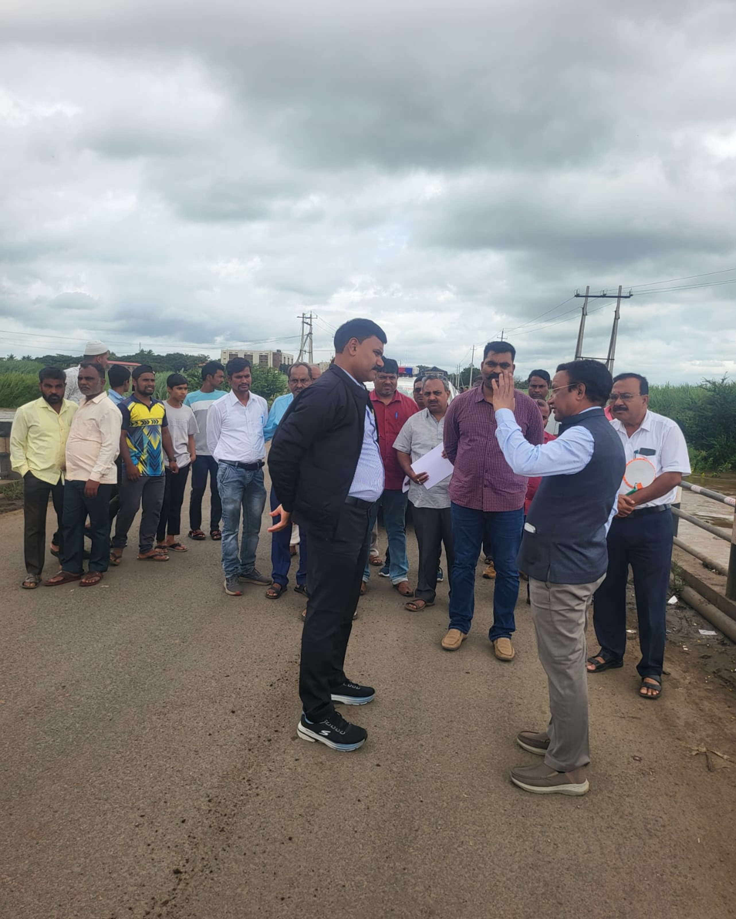 ಮುಧೋಳದ ಯಾದವಾಡ ಸೇತುವೆ ಮೇಲೆ ಘಟಪ್ರಭಾನದಿ ಪ್ರವಾಹ ಪರಿಸ್ಥಿತಿಯನ್ನು ಜಿಲ್ಲಾಧಿಕಾರಿ ಸಂಗಪ್ಪ ಹಾಗೂ ಅಧಿಕಾರಿಗಳು ಪರಿಶೀಲಿಸಿದರು
