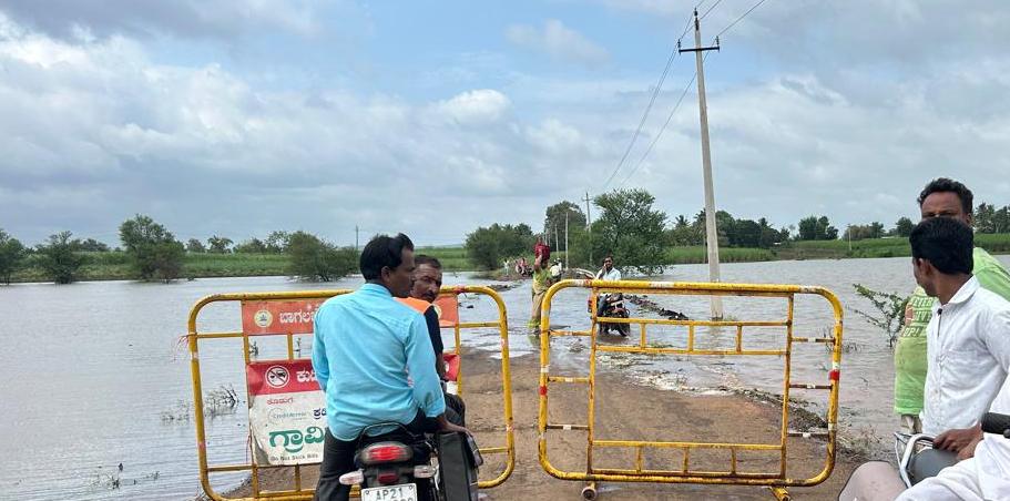 ಜಮಖಂಡಿ:ತಾಲ್ಲೂಕಿನ ಕಡಕೋಳ ರಸ್ತೆ ಜಲಾವೃತ್ತವಾಗಿ ಸಂಚಾರ ಸ್ಥಗಿತವಾಗಿರುವದು