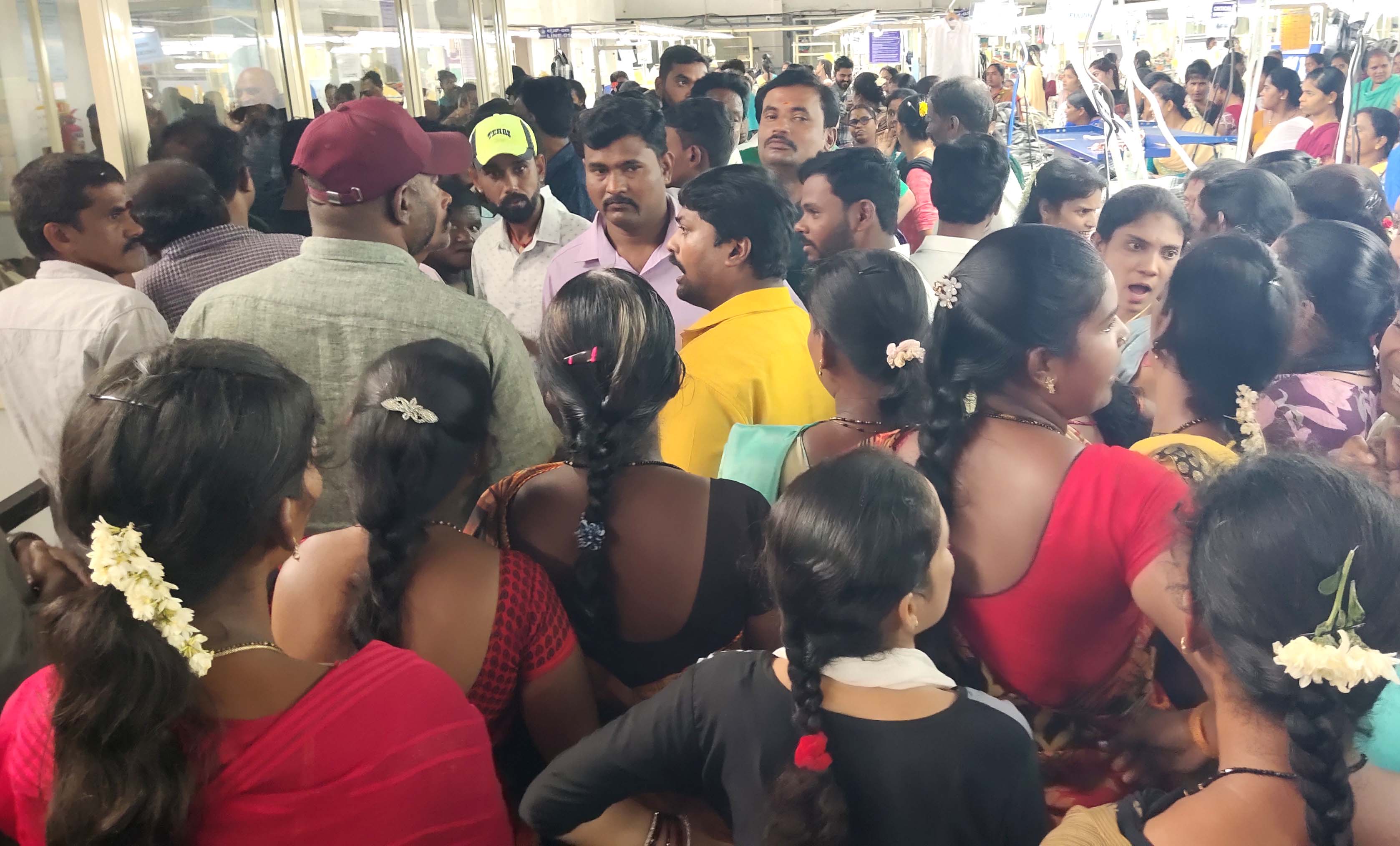 ಗಾರ್ಮೆಂಟ್ಸ್ ವ್ಯವಸ್ಥಾಪಕ ಕಚೇರಿಗೆ ಕಾರ್ಮಿಕರು ಮುತ್ತಿಗೆ ಹಾಕಿದ ಕಾರ್ಮಿಕರು