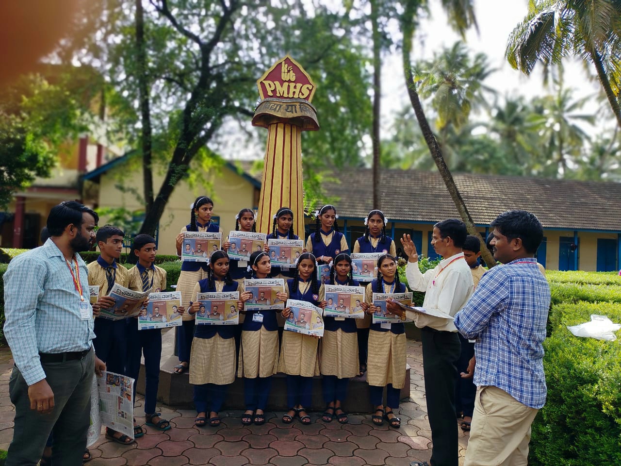 ಅಂಕೋಲಾ ಪುರಸಭೆ ವತಿಯಿಂದ ಎಸ್ ಎಸ್ ಎಲ್ ಸಿ ವಿದ್ಯಾರ್ಥಿಗಳಿಗೆ ಪ್ರಜಾವಾಣಿ ಪರೀಕ್ಷೆ ದಿಕ್ಸೂಚಿ ಪತ್ರಿಕೆಯನ್ನು ವಿತರಿಸಲಾಯಿತು.