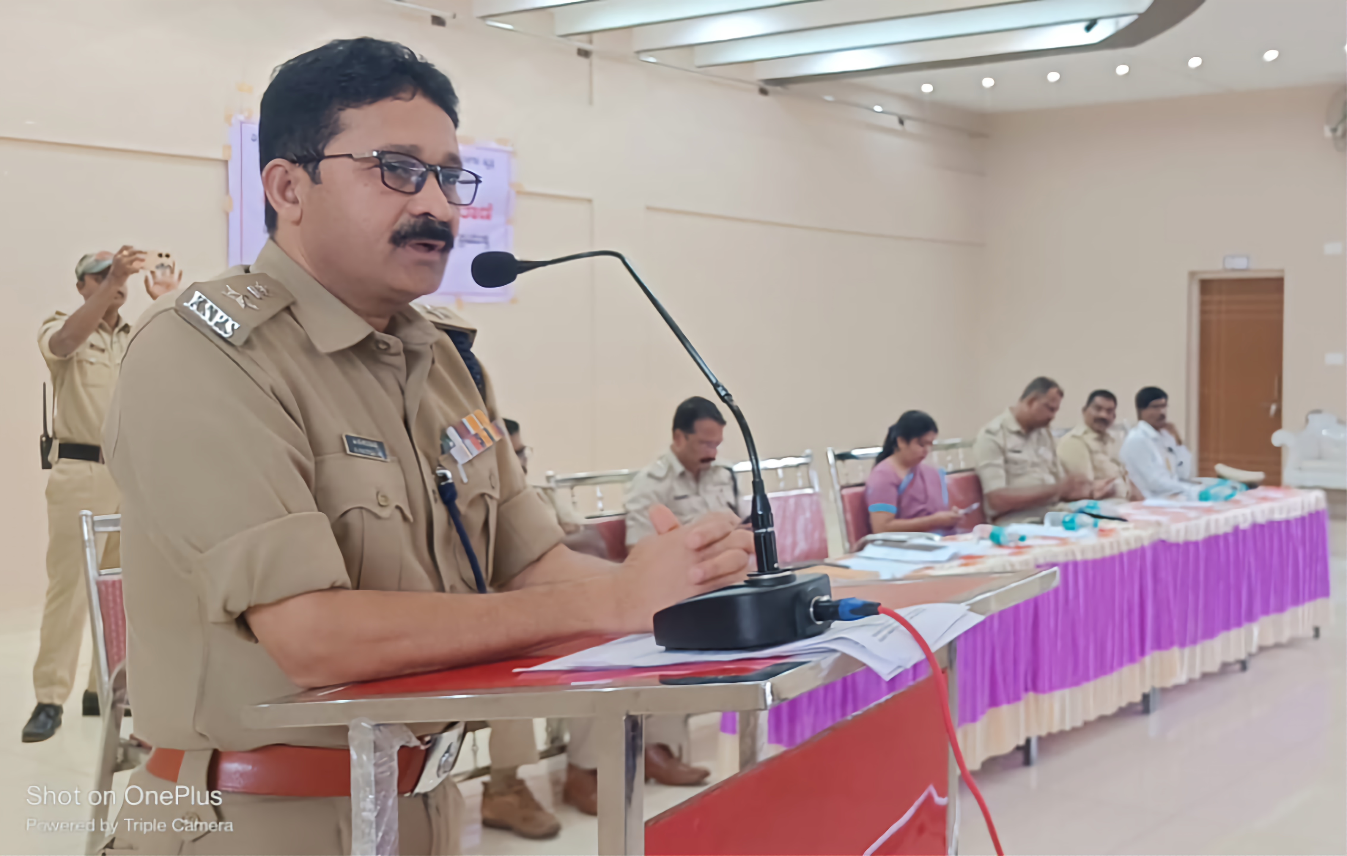 ರಿಪ್ಪನ್ ಪೇಟೆ ಪೊಲೀಸ್ ಇಲಾಖೆ ವತಿಯಿಂದ ಗುರುವಾರ ನಡೆದ ನಾಗರಿಕರ ಶಾಂತಿ ಸಭೆಯಲ್ಲಿ ಎ ಎಸ್ ಪಿ ಕಾರ್ಯಪ್ಪ ಎ ಜಿ ಮಾತನಾಡಿದರು.