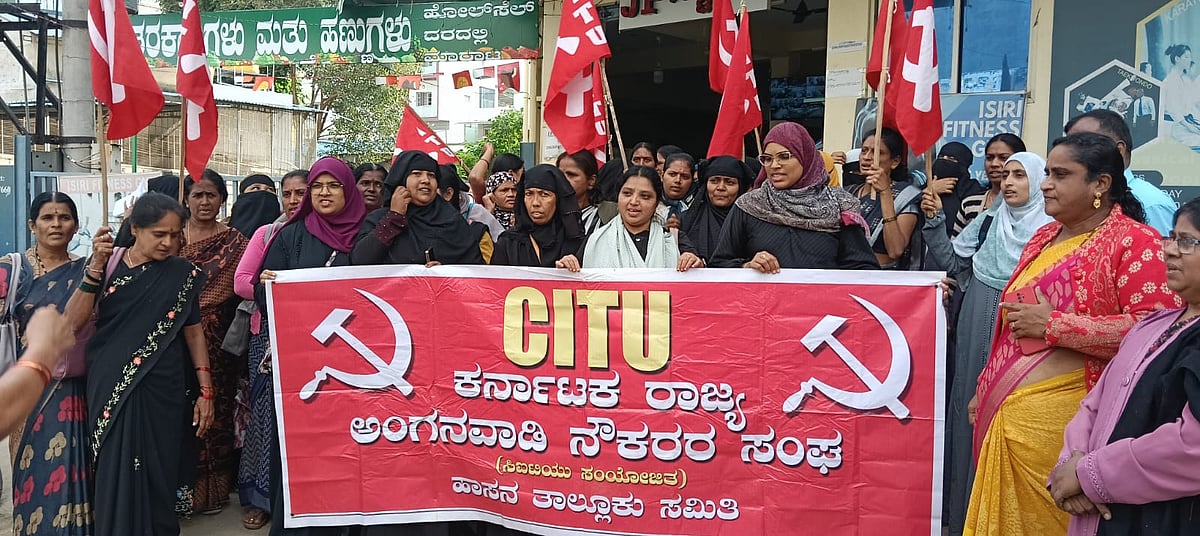 ಹಾಸನ | FRS ರದ್ದು ಮಾಡಲು ಒತ್ತಾಯ: ಅಂಗನವಾಡಿ ನೌಕರರಿಂದ ಕಪ್ಪು ದಿನಾಚರಣೆ