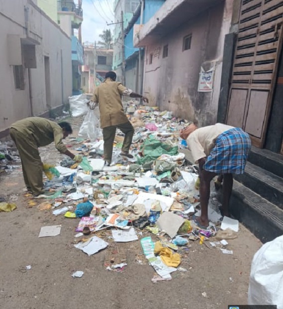 ಕೋಲಾರದಲ್ಲಿ ಸ್ವಚ್ಛತೆಯಲ್ಲಿ ತೊಡಗಿದ್ದ ಪೌರಕಾರ್ಮಿಕರು