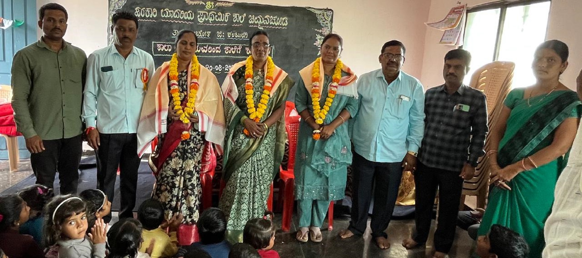 ಚಿಂಚೋಳಿ ತಾಲ್ಲೂಕಿನ ಚಿಮ್ಮನಚೋಡ ಸರ್ಕಾರಿ ಮಾದರಿ ಹಿರಿಯ ಪ್ರಾಥಮಿಕ ಶಾಲೆಗೆ ವಿವಿಧ ಕೊಡುಗೆ ನೀಡಿದ ಜ್ಞಾನೇಶ್ವರಿ ಸಜ್ಜನ್ ಜಯಶ್ರೀ ಕಟ್ಟಿಮನಿ ಚಂದ್ರಕಲಾ ಪಿ ರೆಡ್ಡಿ ಅವರನ್ನು ಬಿಇಒ ಲಕ್ಷö್ಮಯ್ಯ ಸನ್ಮಾನಿಸಿ ಬುಧವಾರ ಅಭಿನಂದಿಸಿದರು