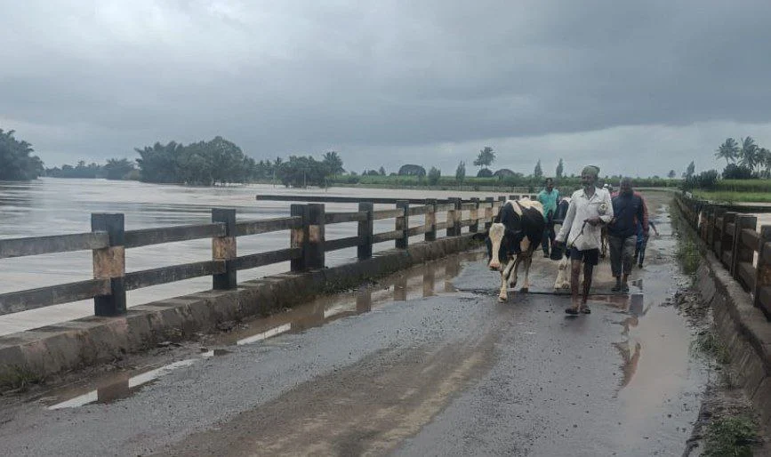 ಚಿಕ್ಕೋಡಿ ತಾಲೂಕಿನ ಸದಲಗಾ ಪಟ್ಟಣದ ಹೊರವಲಯದ ಜನವಸತಿ ಪ್ರದೇಶಕ್ಕೆ ದೂಧಗಂಗಾ ನದಿ ನೀರು ನುಗ್ಗಿದ್ದರಿಂದ ಜಾನುವಾರುಗಳೊಂದಿಗೆ ಸ್ಥಳೀಯರು ಸುರಕ್ಷಿತ ಸ್ಥಳಕ್ಕೆ ತೆರಳಿದರು.