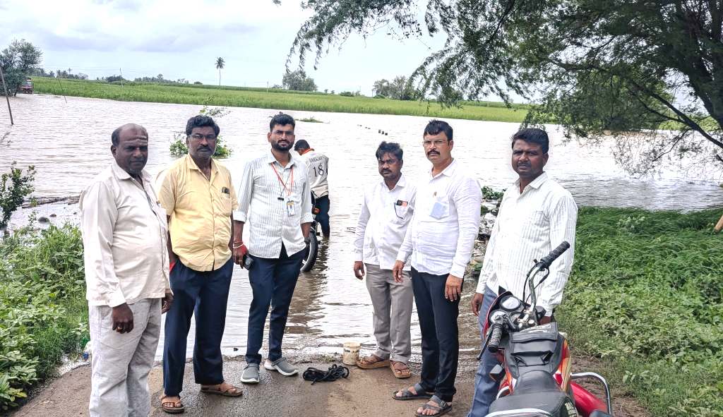 ಜಮಖಂಡಿ:ತಾಲ್ಲೂಕಿನ ತುಬಚಿ-ಝಂಜರವಾಡ ರಸ್ತೆ ಸ್ಥಗಿತವಾಗಿದ್ದು ಅಧಿಕಾರಿಗಳು ಭೇಟಿ ನೀಡಿರುವದು