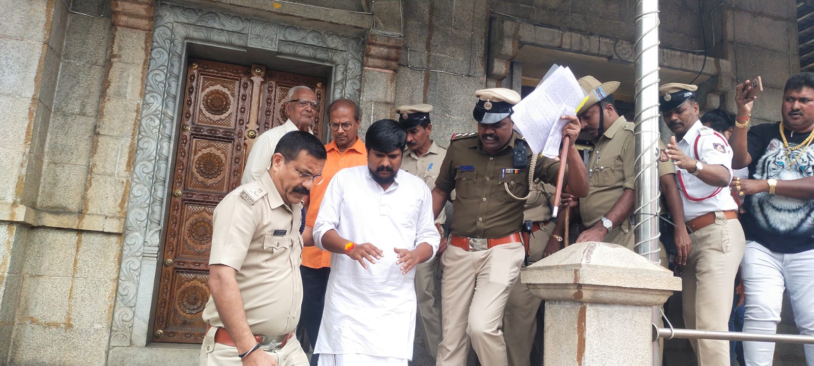 ಕುಶಾಲನಗರದಲ್ಲಿ ಪ್ರತಿಭಟನೆ ವೇಳೆ ರಾಷ್ಟ್ರ ರಕ್ಷಣಾ ಪಡೆ ಸಂಸ್ಥಾಪಕ ಪುನೀತ್ ಕೆರೆಹಳ್ಳಿ ಭಾಷಣಕ್ಕೆ ಅವಕಾಶ ನೀಡದೆ ಪೊಲೀಸರು ವಶಕ್ಕೆ ಪಡೆದು ಕರೆದೊಯ್ದರು