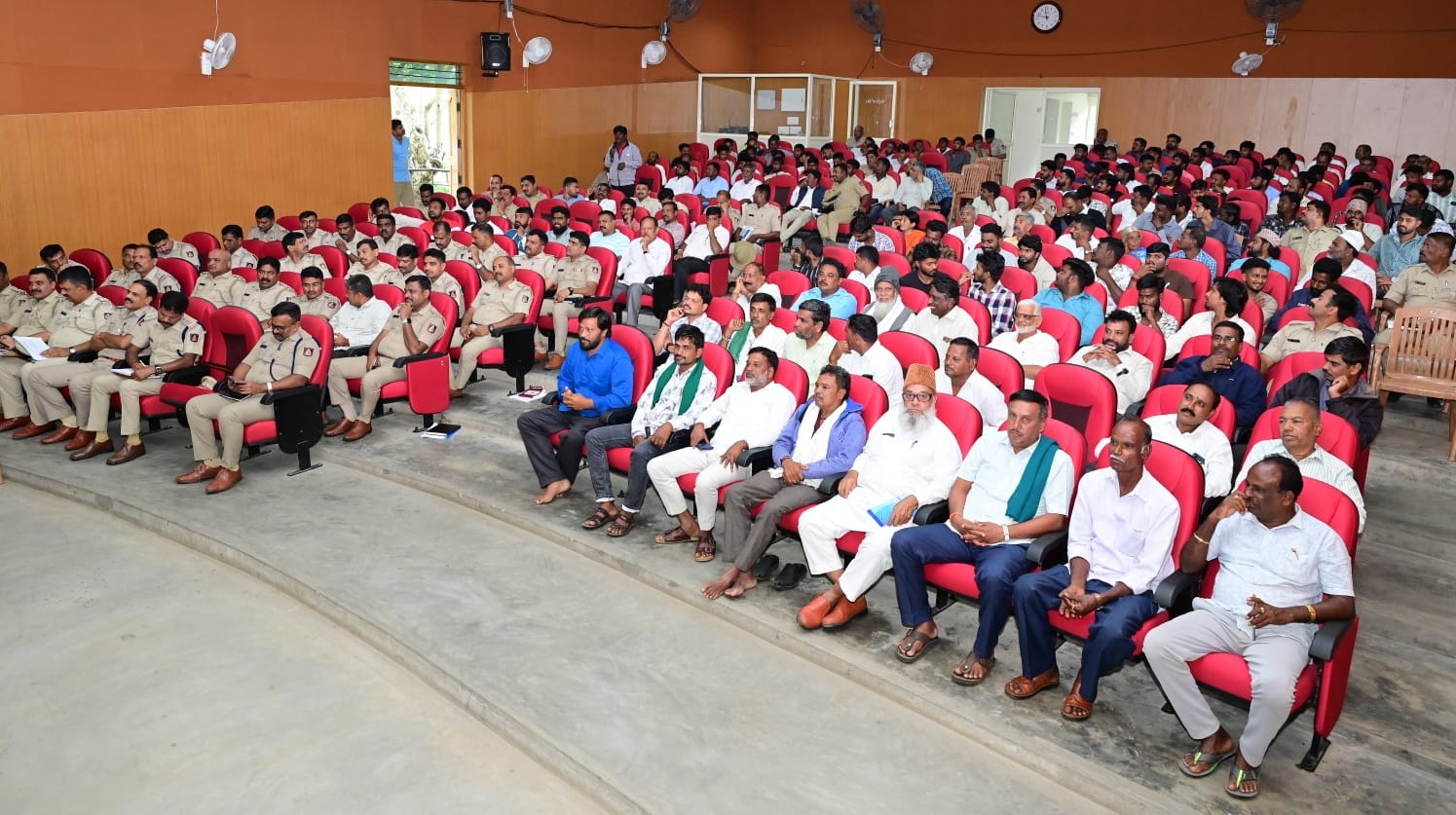 ಮೈಸೂರಿನ ಜಿಲ್ಲಾ ಪೊಲೀಸ್‌ ವರಿಷ್ಠಾಧಿಕಾರಿ ಕಚೇರಿಯಲ್ಲಿ ನಡೆಸಿದ ಶಾಂತಿ ಸಭೆಯಲ್ಲಿ ಧಾರ್ಮಿಕ ಮುಖಂಡರು ಭಾಗವಹಿಸಿದ್ದರು