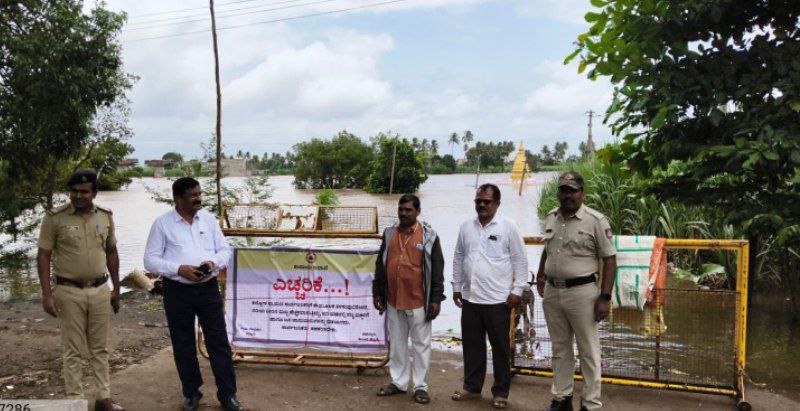ಚಿಕ್ಕೋಡಿ ತಾಲ್ಲೂಕಿನ ಕೃಷ್ಣಾ ನದಿಯ ಕಲ್ಲೋಳ- ಯಡೂರ ಸೇತುವೆ ಬಳಿಯಲ್ಲಿ ಬ್ಯಾರಿಕೇಡ್ ಹಾಕಿದ್ದನ್ನು ತಹಶೀಲ್ದಾರ್‌ ರಾಜೇಶ ಬುರ್ಲಿ ಪರಿಶೀಲಿಸಿದರು