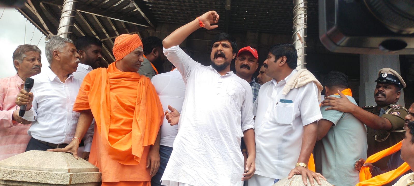 ಕುಶಾಲನಗರದಲ್ಲಿ ಪ್ರತಿಭಟನೆಯಲ್ಲಿ ರಾಷ್ಟ್ರ ರಕ್ಷಣಾ ಪಡೆ ಸಂಸ್ಥಾಪಕ ಪುನೀತ್ ಕೆರೆಹಳ್ಳಿ ವೇದಿಕೆ ಪ್ರವೇಶಿಸಿ ಜೈಶ್ರೀರಾಮ್ ಘೋಷಣೆ ಕೂಗಿದರು 