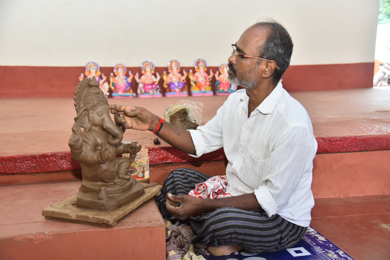ಹಾವೇರಿಯಲ್ಲಿ ತಯಾರಕರೊಬ್ಬರು ಗಣಪತಿ ಮೂರ್ತಿಗೆ ಅಂತಿಮ ಸ್ಪರ್ಶ ನೀಡಿದರು