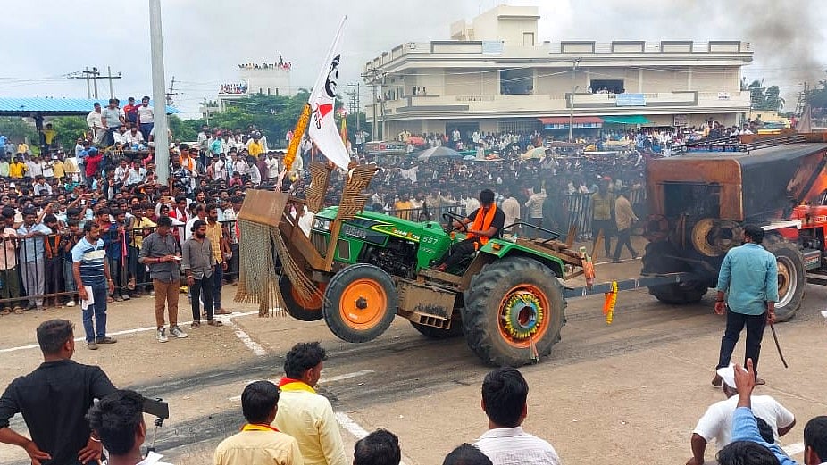 ಬಸವನಬಾಗೇವಾಡಿ: ಟ್ರ್ಯಾಕ್ಟರ್ ಜಗ್ಗುವ ಸ್ಪರ್ಧೆ ನೋಡುವಾಗ ಐವರು ಯುವಕರಿಗೆ ಗಾಯ