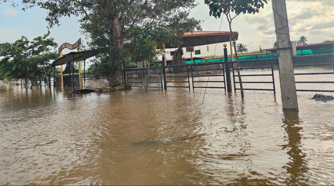 - ಚಿಕ್ಕೋಡಿ ತಾಲ್ಲೂಕಿನ ಯಡೂರ ಗ್ರಾಮದ ಕಾಡಸಿದ್ದೇಶ್ವ ಮಠದ ಗೋಶಾಲೆಗೆ ಕೃಷ್ಣಾ ನದಿ ನೀರು ಆವರಿಸಿರುವುದು.
